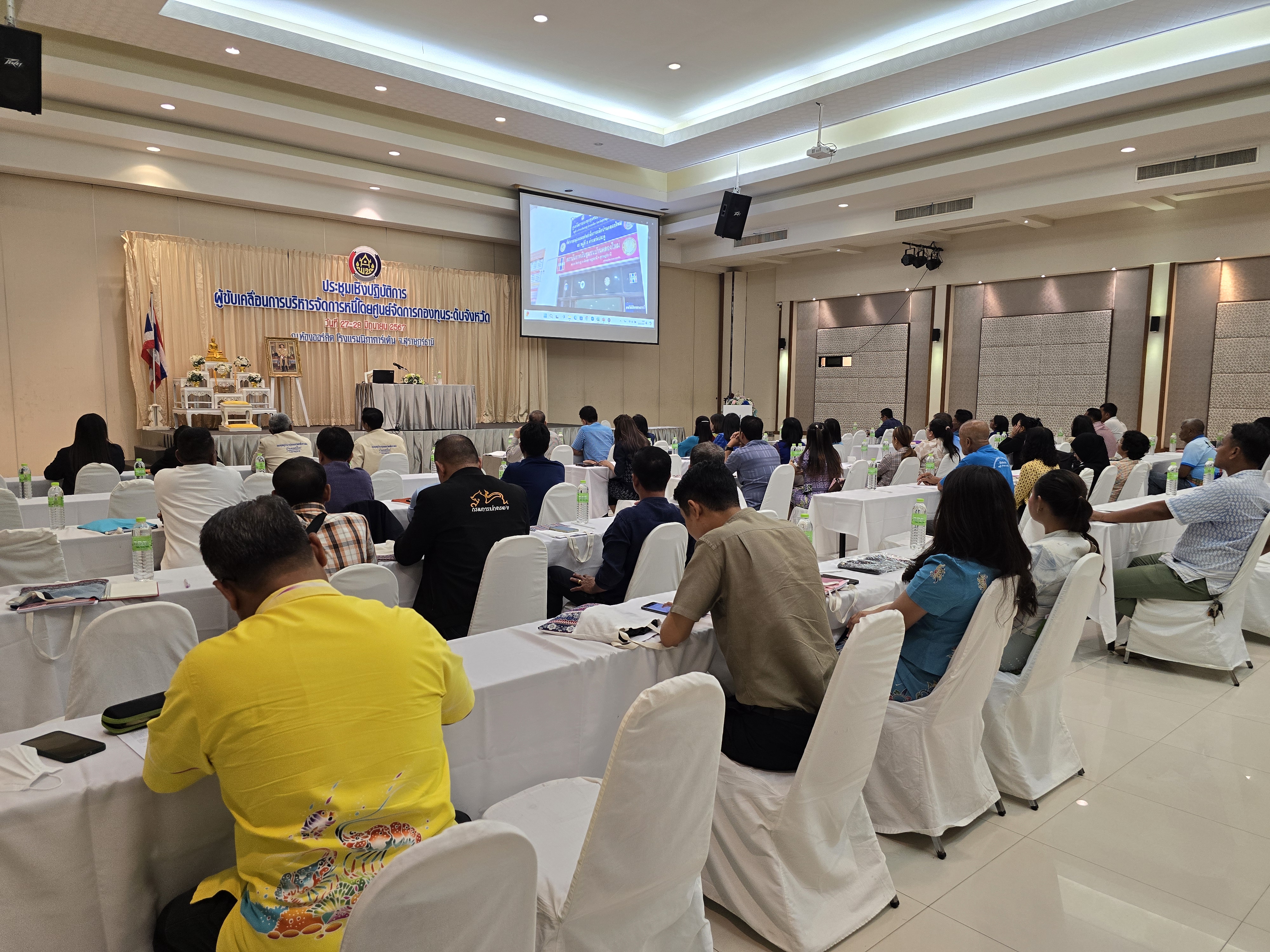 พช.สุราษฎร์ ติวเข้มผู้ขับเคลื่อนศูนย์จัดการกองทุนชุมชน ขับเคลื่อน ‘1 ครัวเรือน 1 สัญญา’ แก้ปัญหาหนี้สินประชาชน