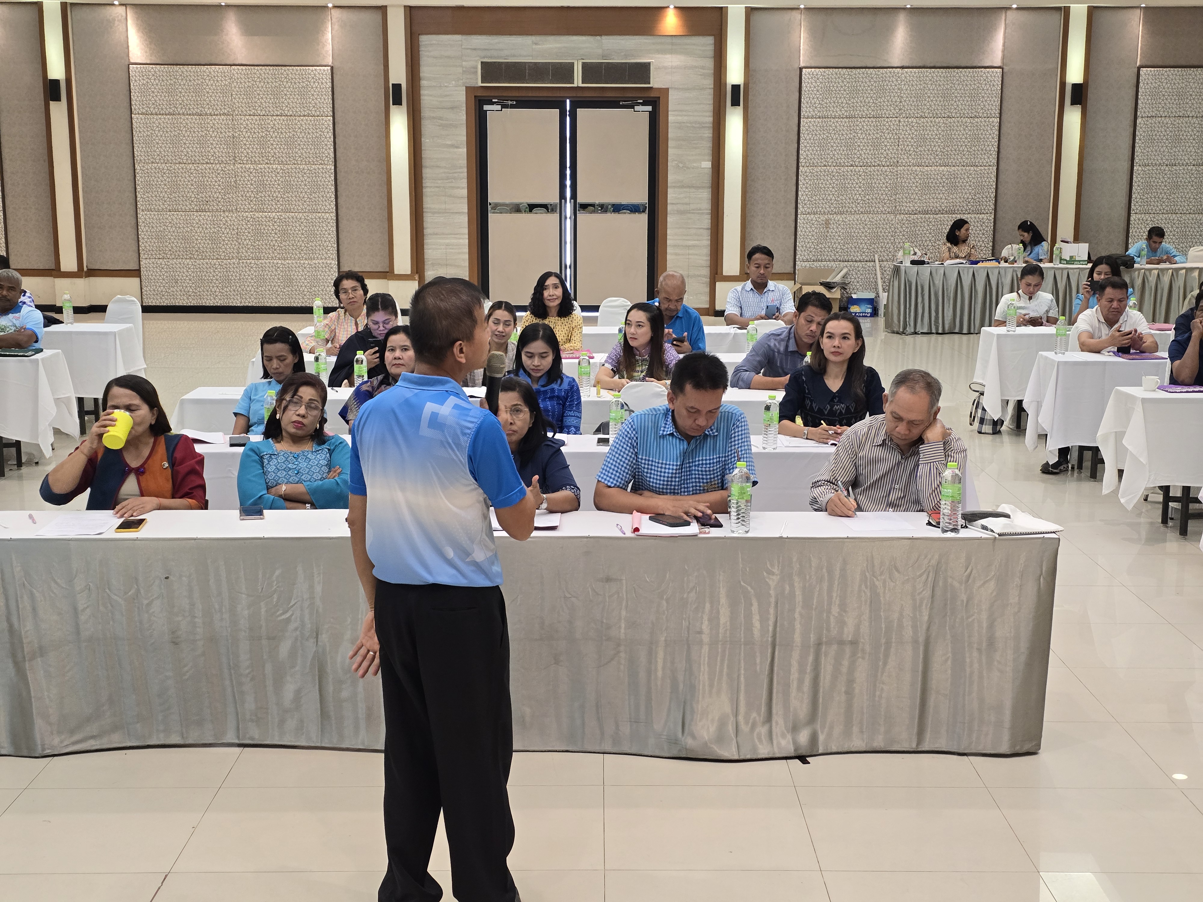 พช.สุราษฎร์ ติวเข้มผู้ขับเคลื่อนศูนย์จัดการกองทุนชุมชน ขับเคลื่อน ‘1 ครัวเรือน 1 สัญญา’ แก้ปัญหาหนี้สินประชาชน