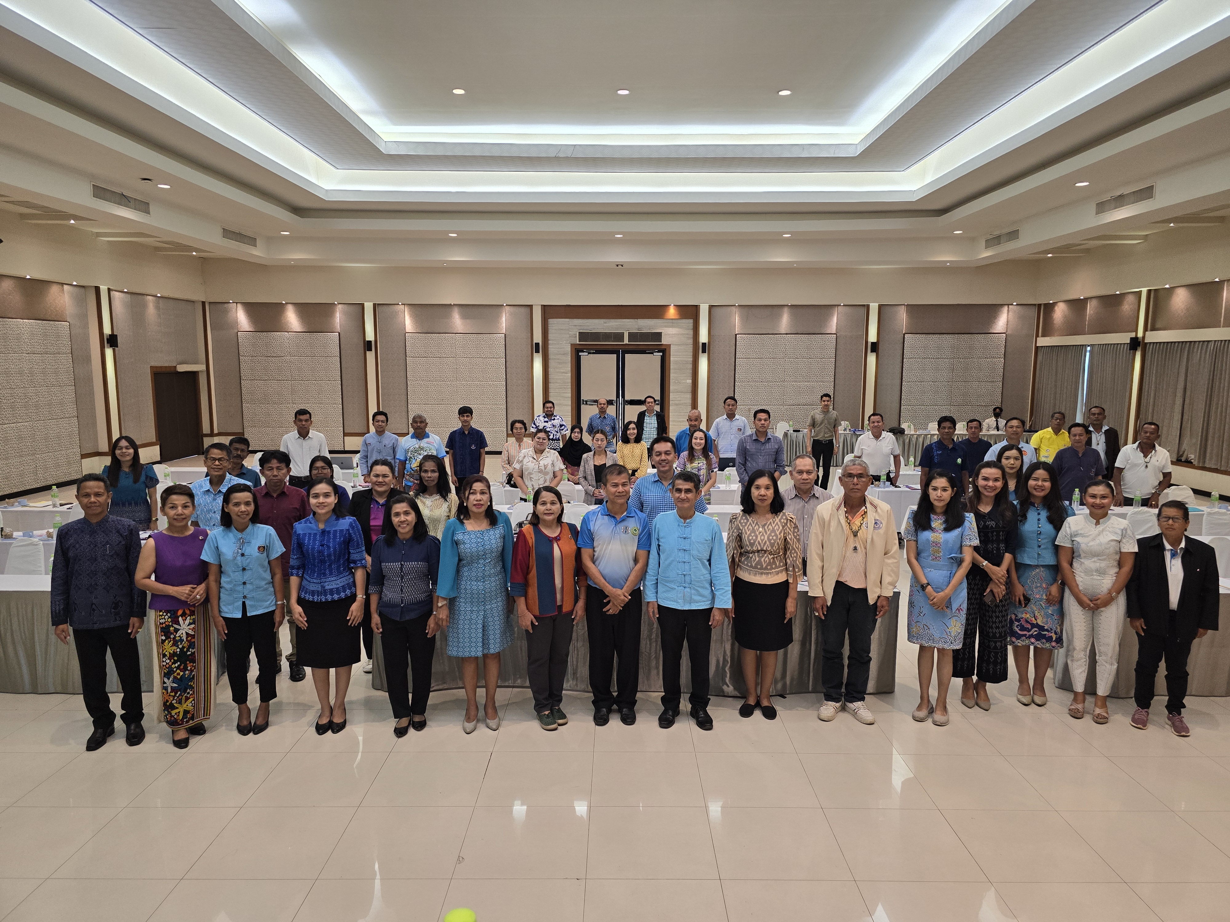 พช.สุราษฎร์ ติวเข้มผู้ขับเคลื่อนศูนย์จัดการกองทุนชุมชน ขับเคลื่อน ‘1 ครัวเรือน 1 สัญญา’ แก้ปัญหาหนี้สินประชาชน