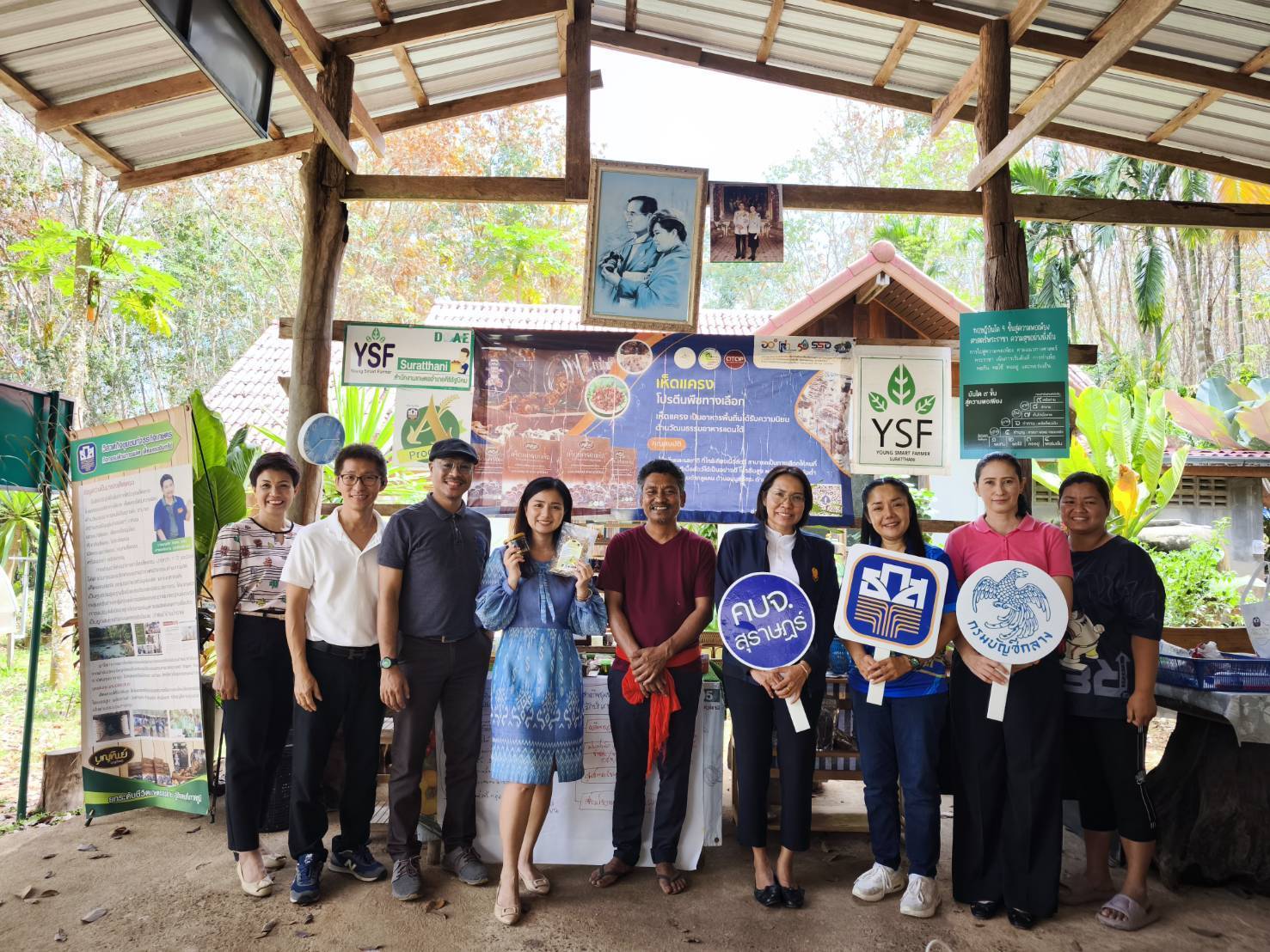 📢พช.สุราษฎร์ธานี📢ร่วมกับคณะผู้บริหารการคลังประจำจังหวัดสุราษฎร์ธานี และ สำนักงานเกษตรและสหกรณ์จังหวัดสุราษฎร์ธานี จัดกิจกรรมให้ความรู้ในหัวข้อ “ความรู้ทางการเงิน” “การส่งเสริมวินัยทางการเงิน” และ “การเข้าถึงแหล่งทุนกองทุนพัฒนาบทบาทสตรี”