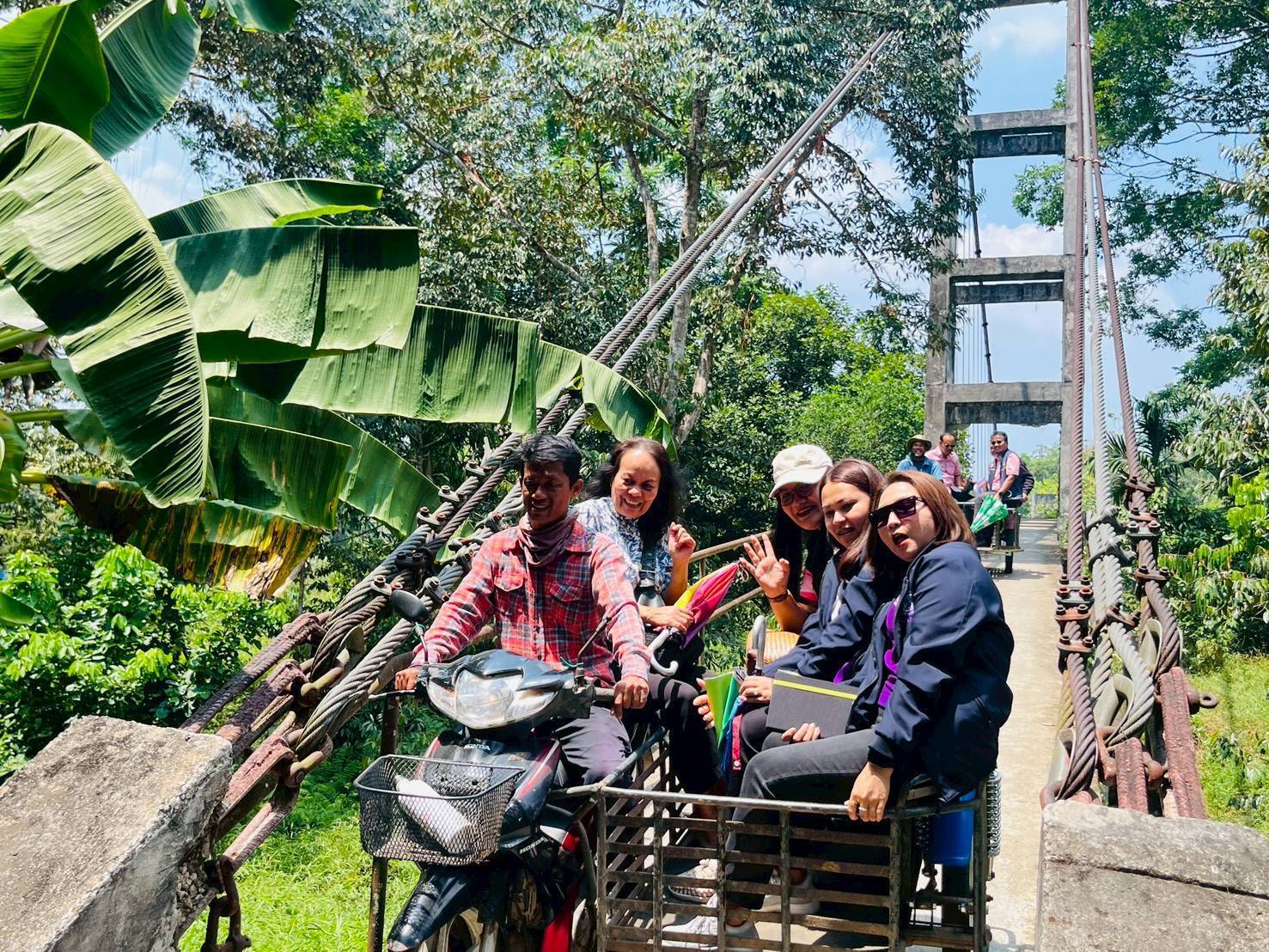 พช.สุราษฎร์ นำคณะทำงานขับเคลื่อนเศรษฐกิจฐานรากฯ ลงพื้นที่ติดตามและประเมินศักยภาพกลุ่มเป้าหมาย