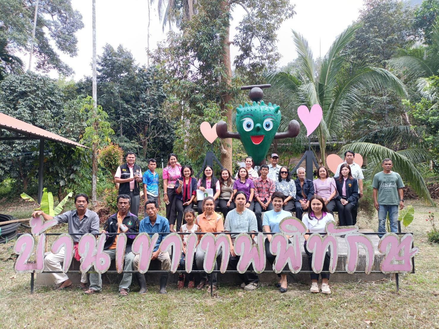 พช.สุราษฎร์ นำคณะทำงานขับเคลื่อนเศรษฐกิจฐานรากฯ ลงพื้นที่ติดตามและประเมินศักยภาพกลุ่มเป้าหมาย