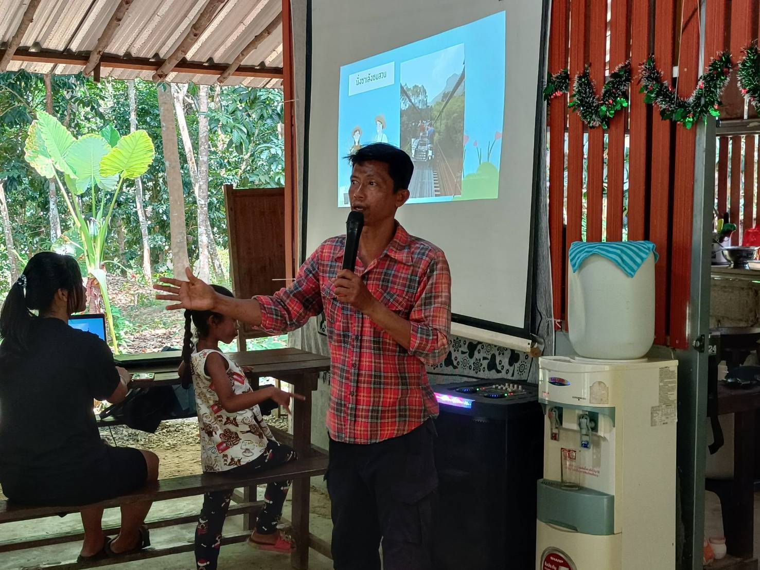 พช.สุราษฎร์ นำคณะทำงานขับเคลื่อนเศรษฐกิจฐานรากฯ ลงพื้นที่ติดตามและประเมินศักยภาพกลุ่มเป้าหมาย