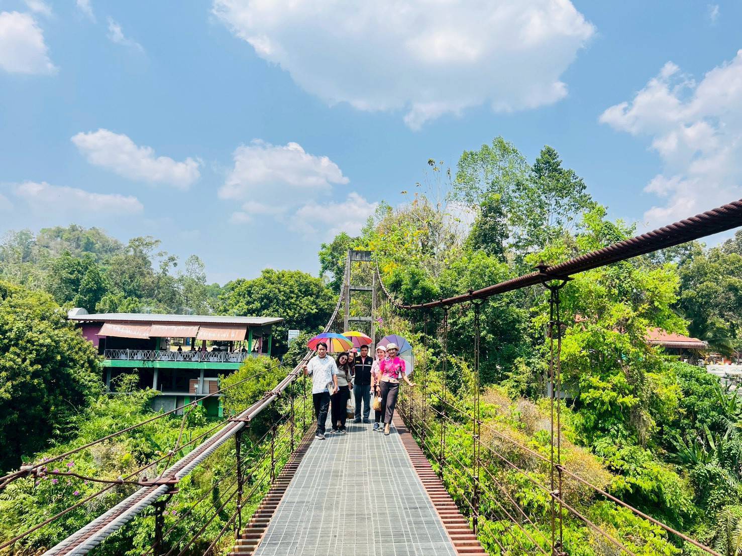 พช.สุราษฎร์ นำคณะทำงานขับเคลื่อนเศรษฐกิจฐานรากฯ ลงพื้นที่ติดตามและประเมินศักยภาพกลุ่มเป้าหมาย