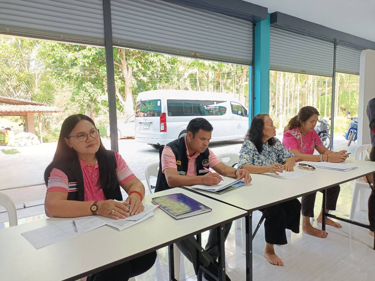 พช.สุราษฎร์ นำคณะทำงานขับเคลื่อนเศรษฐกิจฐานรากฯ ลงพื้นที่ติดตามและประเมินศักยภาพกลุ่มเป้าหมาย