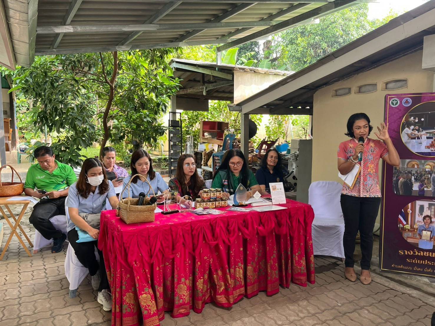 พช.สุราษฎร์ นำคณะทำงานขับเคลื่อนเศรษฐกิจฐานรากฯ ลงพื้นที่ติดตามและประเมินศักยภาพกลุ่มเป้าหมาย