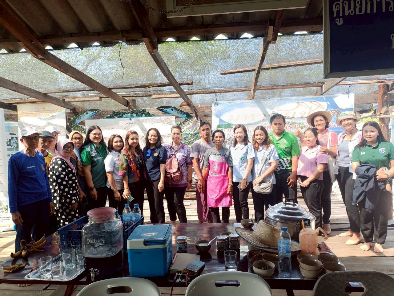 พช.สุราษฎร์ นำคณะทำงานขับเคลื่อนเศรษฐกิจฐานรากฯ ลงพื้นที่ติดตามและประเมินศักยภาพกลุ่มเป้าหมาย