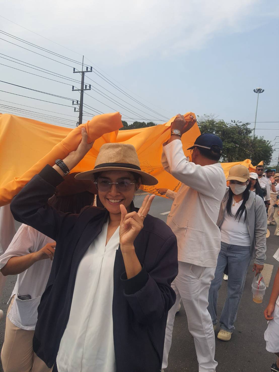 พช.สุราษฎร์ธานี นำข้าราชการ พช.และร่วมขบวนแห่ผ้าพระบฏและผ้าห่มพระธาตุศรีสุราษฎร์ เนื่องในงาน “แห่ผ้าห่มพระธาตุศรีสุราษฎร์ แลธรรมชาติเขาท่าเพชร ประจำปี 2568”