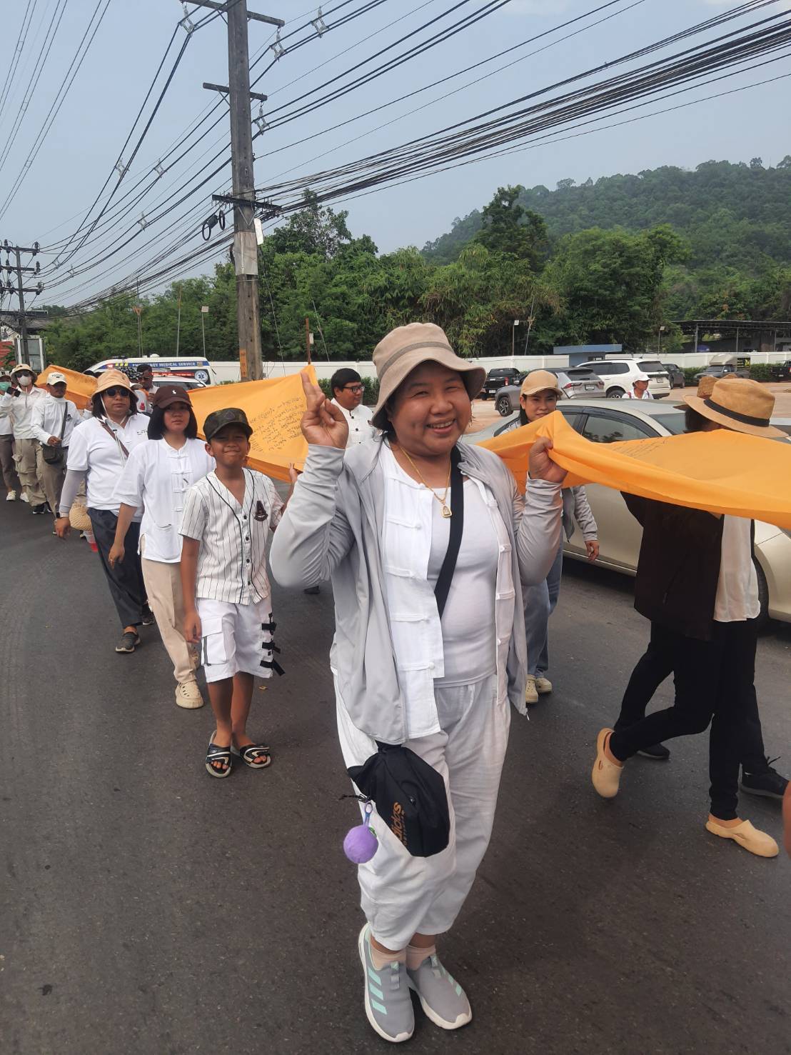 พช.สุราษฎร์ธานี นำข้าราชการ พช.และร่วมขบวนแห่ผ้าพระบฏและผ้าห่มพระธาตุศรีสุราษฎร์ เนื่องในงาน “แห่ผ้าห่มพระธาตุศรีสุราษฎร์ แลธรรมชาติเขาท่าเพชร ประจำปี 2568”