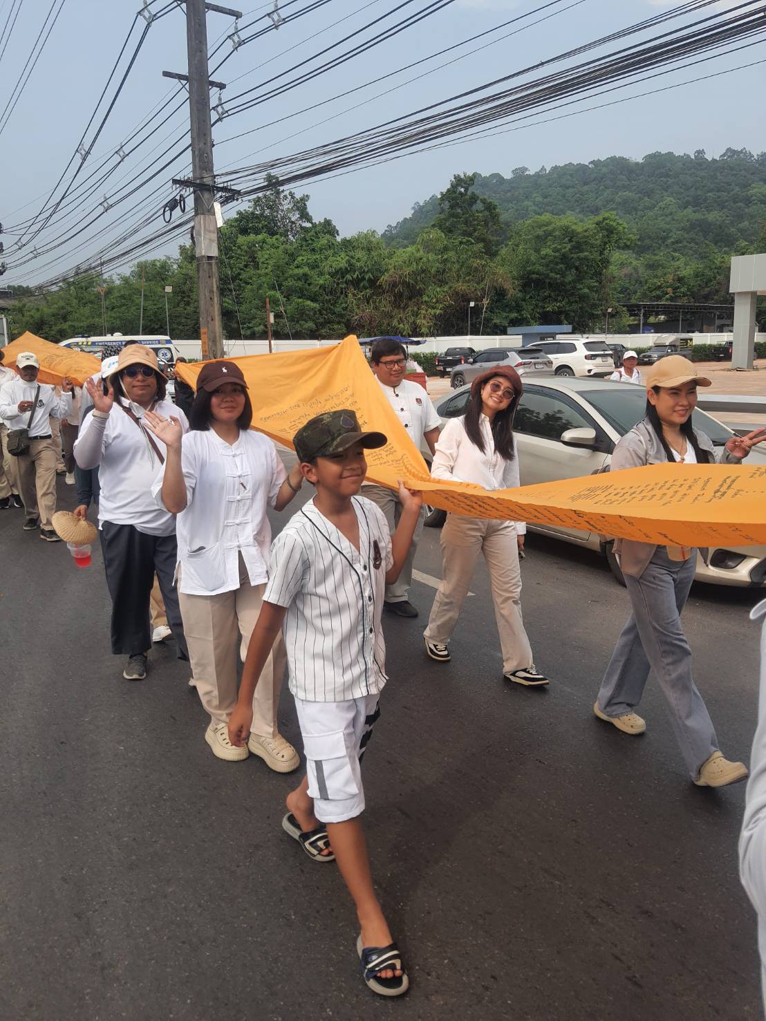พช.สุราษฎร์ธานี นำข้าราชการ พช.และร่วมขบวนแห่ผ้าพระบฏและผ้าห่มพระธาตุศรีสุราษฎร์ เนื่องในงาน “แห่ผ้าห่มพระธาตุศรีสุราษฎร์ แลธรรมชาติเขาท่าเพชร ประจำปี 2568”