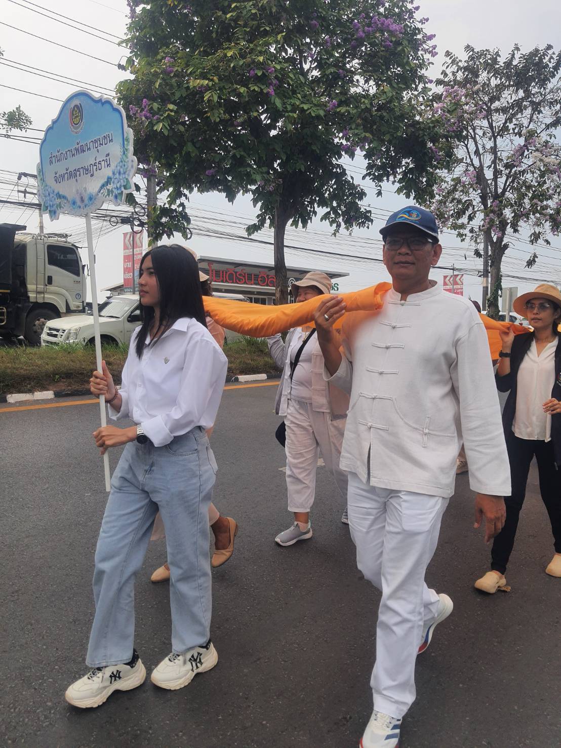 พช.สุราษฎร์ธานี นำข้าราชการ พช.และร่วมขบวนแห่ผ้าพระบฏและผ้าห่มพระธาตุศรีสุราษฎร์ เนื่องในงาน “แห่ผ้าห่มพระธาตุศรีสุราษฎร์ แลธรรมชาติเขาท่าเพชร ประจำปี 2568”
