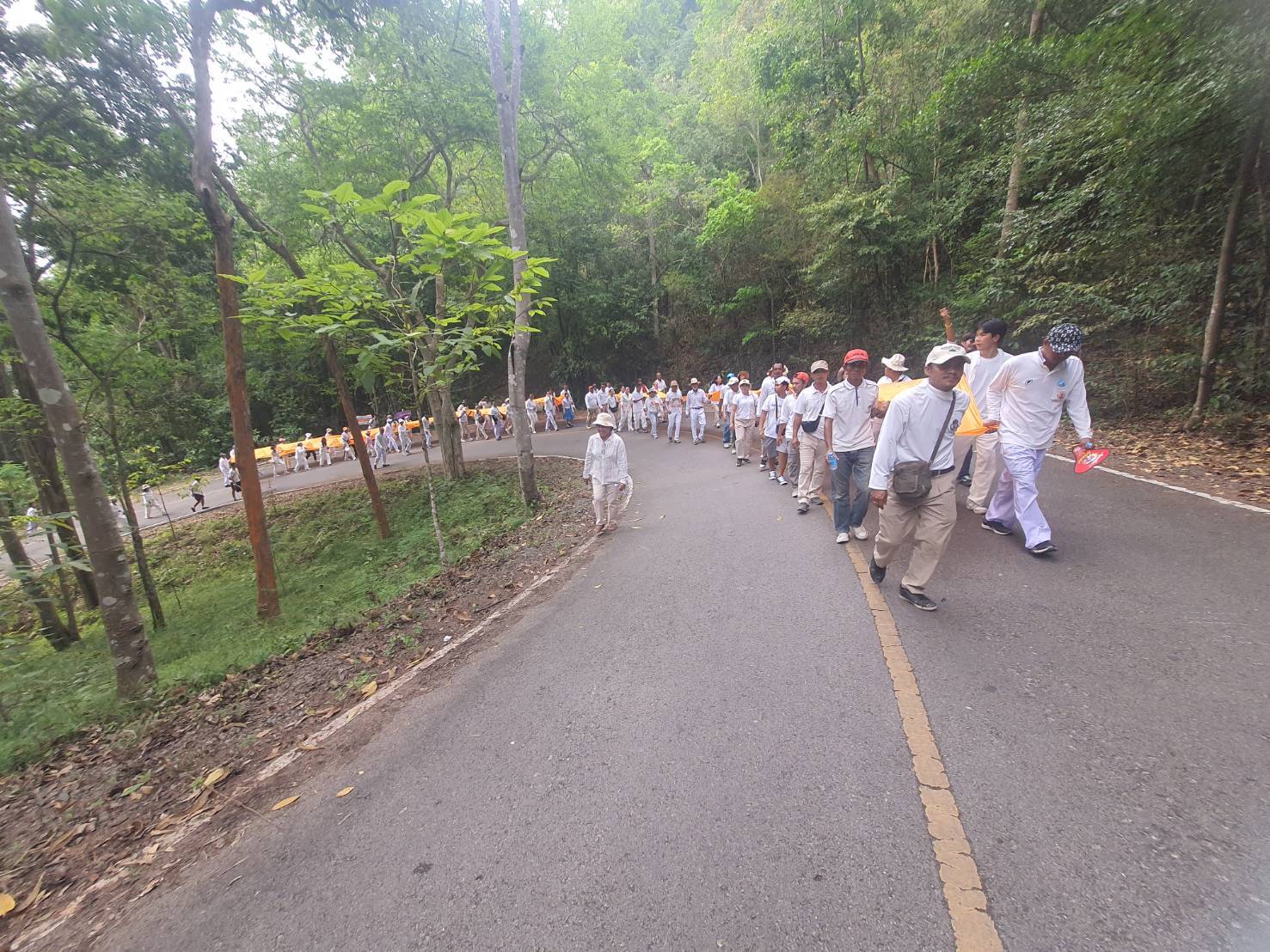 พช.สุราษฎร์ธานี นำข้าราชการ พช.และร่วมขบวนแห่ผ้าพระบฏและผ้าห่มพระธาตุศรีสุราษฎร์ เนื่องในงาน “แห่ผ้าห่มพระธาตุศรีสุราษฎร์ แลธรรมชาติเขาท่าเพชร ประจำปี 2568”