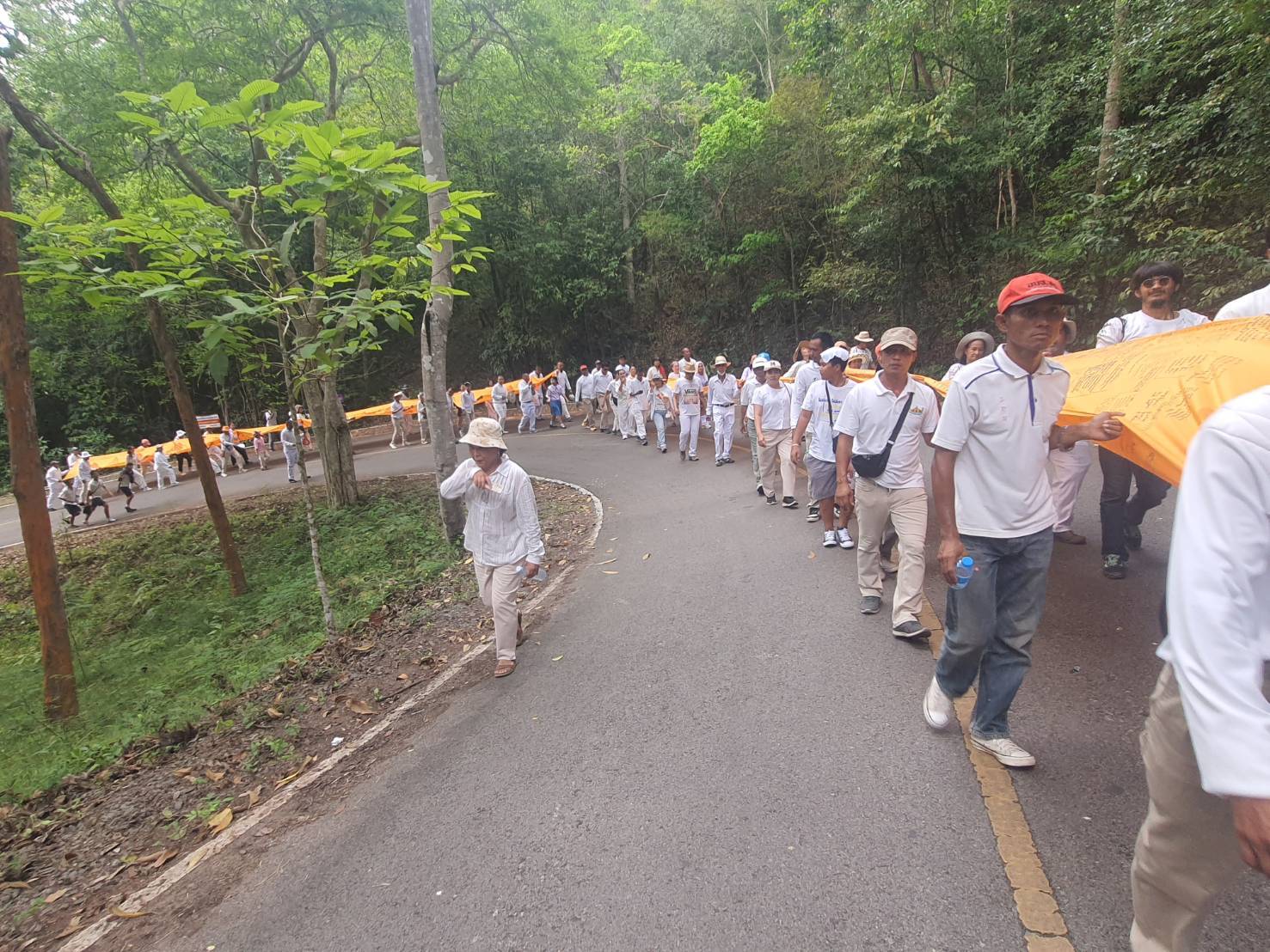 พช.สุราษฎร์ธานี นำข้าราชการ พช.และร่วมขบวนแห่ผ้าพระบฏและผ้าห่มพระธาตุศรีสุราษฎร์ เนื่องในงาน “แห่ผ้าห่มพระธาตุศรีสุราษฎร์ แลธรรมชาติเขาท่าเพชร ประจำปี 2568”