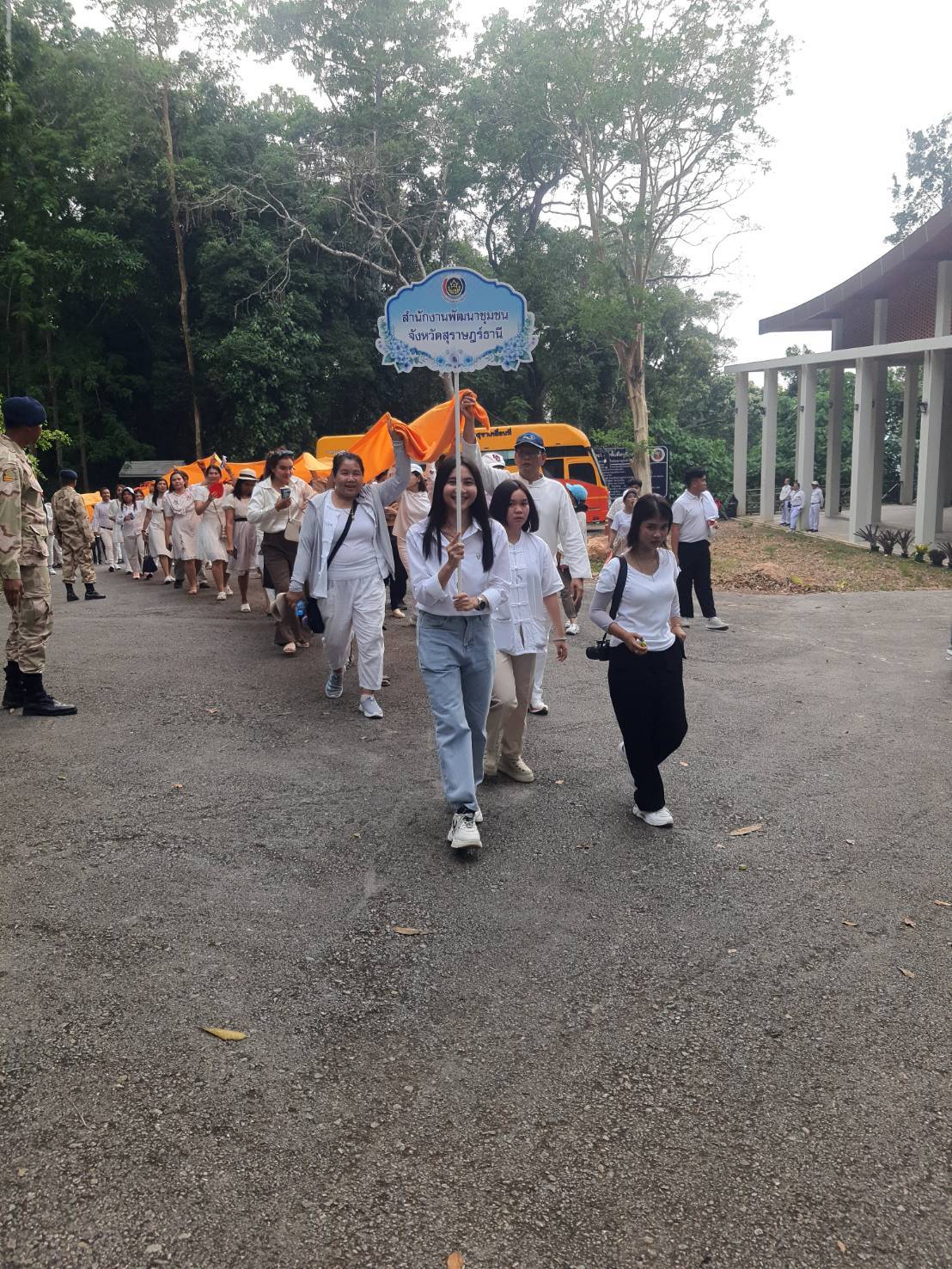 พช.สุราษฎร์ธานี นำข้าราชการ พช.และร่วมขบวนแห่ผ้าพระบฏและผ้าห่มพระธาตุศรีสุราษฎร์ เนื่องในงาน “แห่ผ้าห่มพระธาตุศรีสุราษฎร์ แลธรรมชาติเขาท่าเพชร ประจำปี 2568”