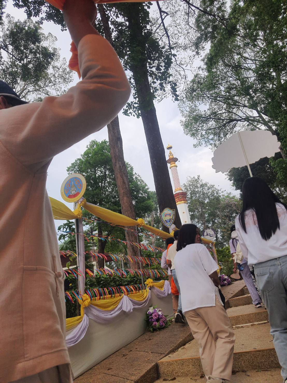 พช.สุราษฎร์ธานี นำข้าราชการ พช.และร่วมขบวนแห่ผ้าพระบฏและผ้าห่มพระธาตุศรีสุราษฎร์ เนื่องในงาน “แห่ผ้าห่มพระธาตุศรีสุราษฎร์ แลธรรมชาติเขาท่าเพชร ประจำปี 2568”