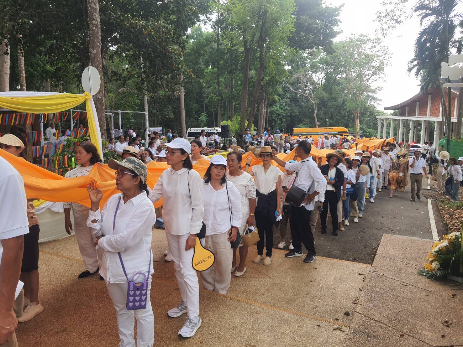 พช.สุราษฎร์ธานี นำข้าราชการ พช.และร่วมขบวนแห่ผ้าพระบฏและผ้าห่มพระธาตุศรีสุราษฎร์ เนื่องในงาน “แห่ผ้าห่มพระธาตุศรีสุราษฎร์ แลธรรมชาติเขาท่าเพชร ประจำปี 2568”