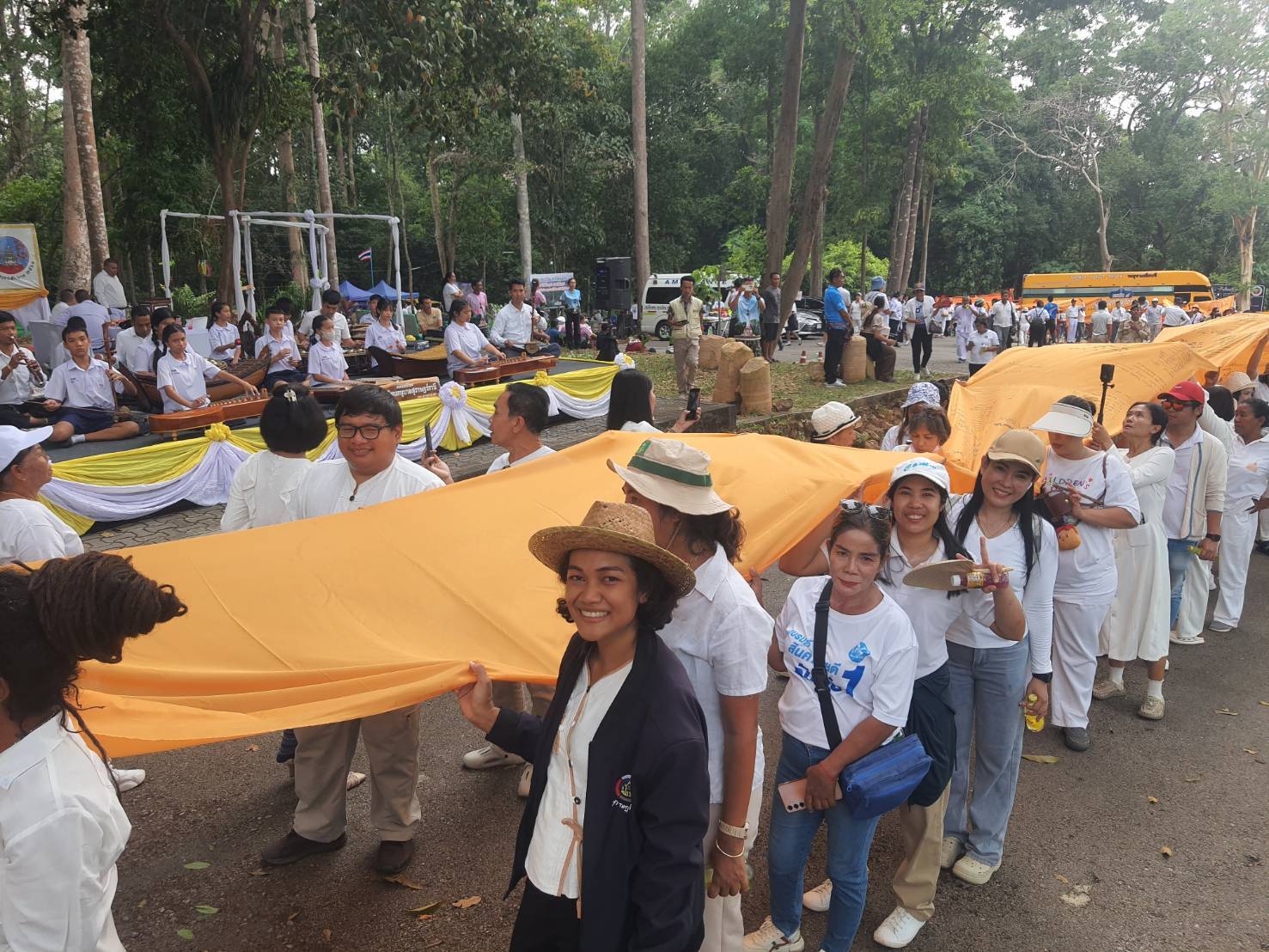 พช.สุราษฎร์ธานี นำข้าราชการ พช.และร่วมขบวนแห่ผ้าพระบฏและผ้าห่มพระธาตุศรีสุราษฎร์ เนื่องในงาน “แห่ผ้าห่มพระธาตุศรีสุราษฎร์ แลธรรมชาติเขาท่าเพชร ประจำปี 2568”