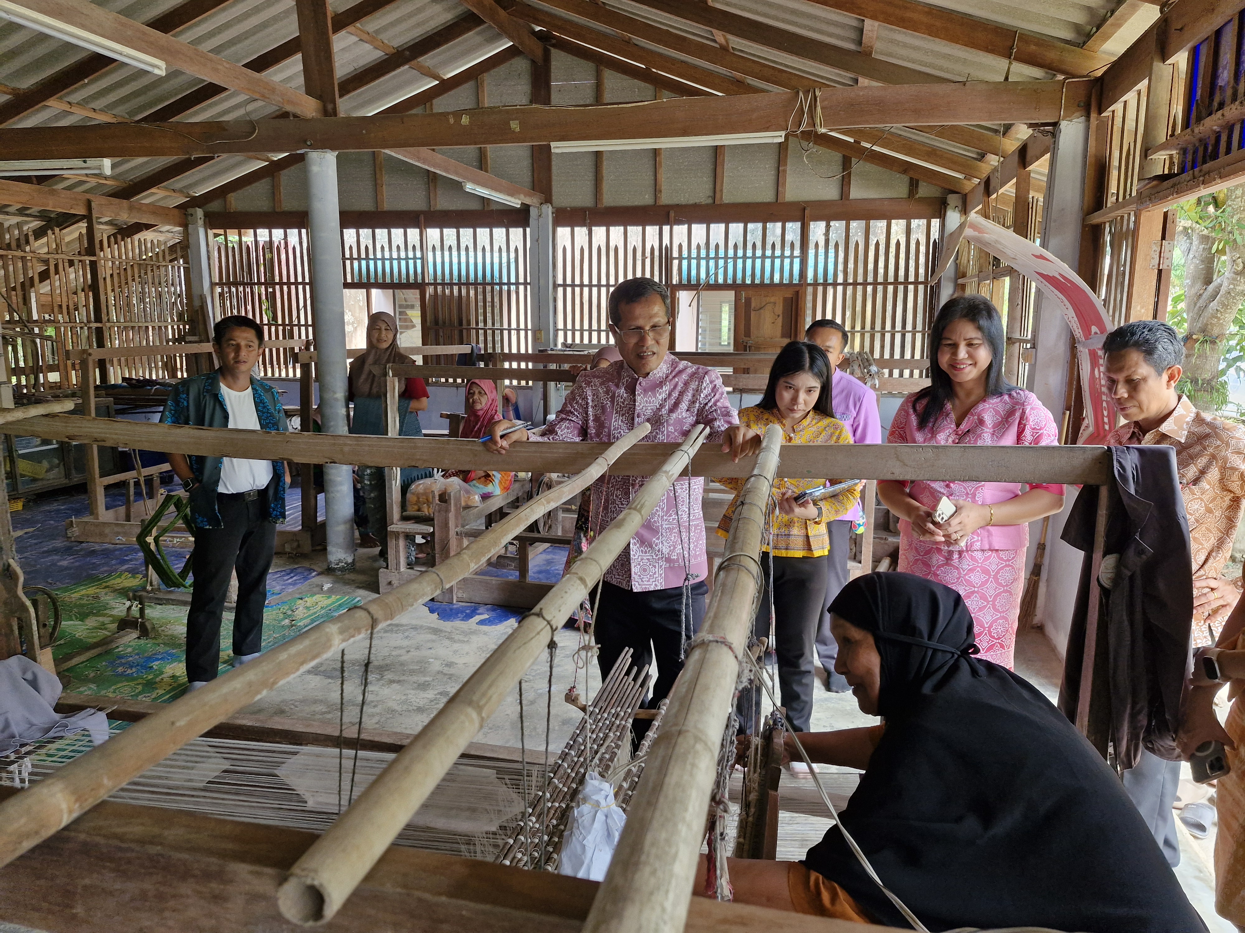 ผู้ตรวจรายการการกรม ปฏิบัติหน้าที่ผู้อำนวยการศูนย์ศึกษาและพัฒนาชุมนาชุมชนนครศรีธรรมรรมราช ลงพื้นที่ตรวจติดตามผลการดำเนินงานกรมการพัฒนาชุมชนที่สำคัญและตรวจเยี่ยมข้ารารายการบรรจุใหม่ สพอ.ท่าชนะ สพอ.พุนพิน และสพอ.พนม จ.สุราษฎร์ธานี