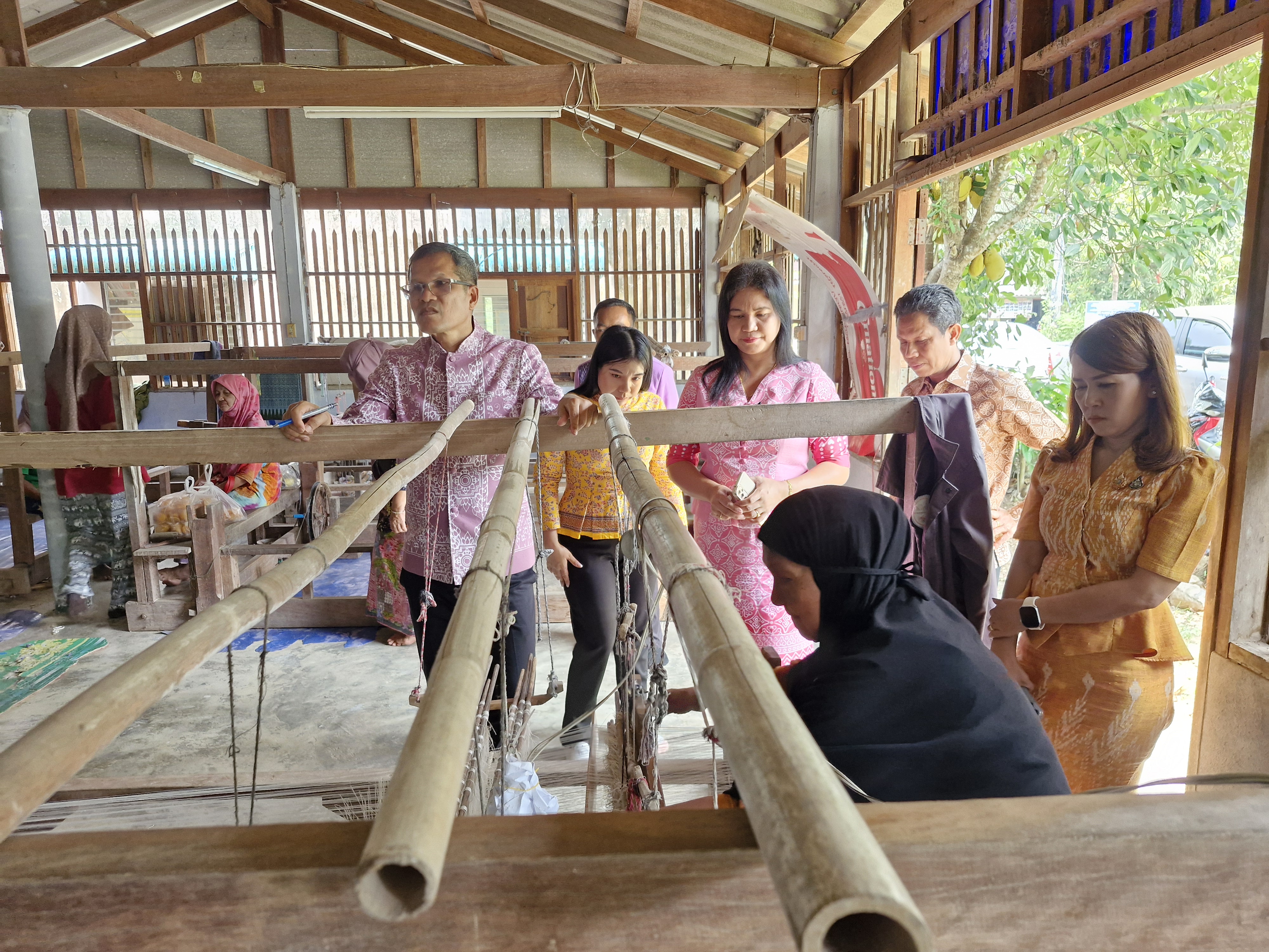 ผู้ตรวจรายการการกรม ปฏิบัติหน้าที่ผู้อำนวยการศูนย์ศึกษาและพัฒนาชุมนาชุมชนนครศรีธรรมรรมราช ลงพื้นที่ตรวจติดตามผลการดำเนินงานกรมการพัฒนาชุมชนที่สำคัญและตรวจเยี่ยมข้ารารายการบรรจุใหม่ สพอ.ท่าชนะ สพอ.พุนพิน และสพอ.พนม จ.สุราษฎร์ธานี