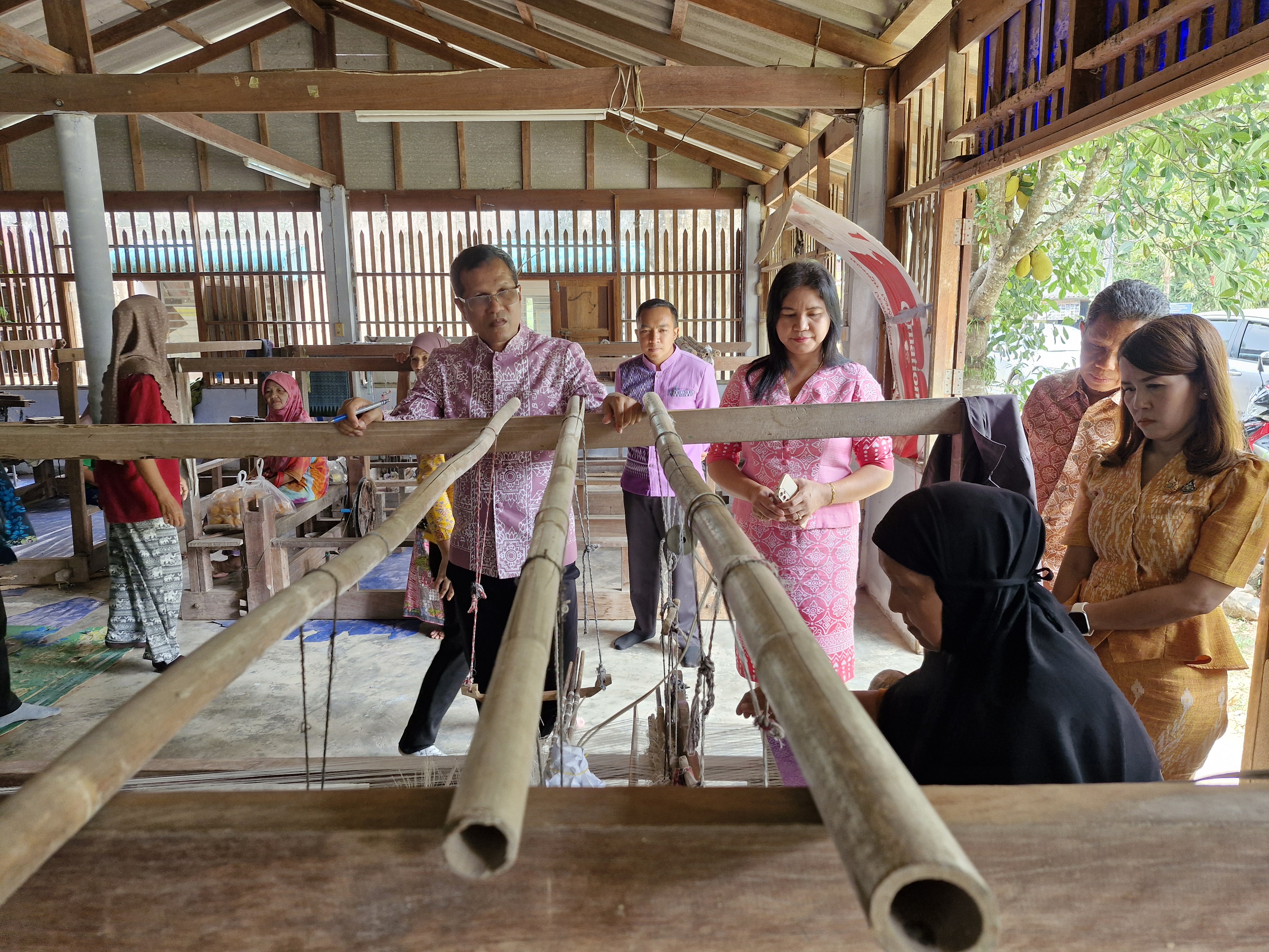 ผู้ตรวจรายการการกรม ปฏิบัติหน้าที่ผู้อำนวยการศูนย์ศึกษาและพัฒนาชุมนาชุมชนนครศรีธรรมรรมราช ลงพื้นที่ตรวจติดตามผลการดำเนินงานกรมการพัฒนาชุมชนที่สำคัญและตรวจเยี่ยมข้ารารายการบรรจุใหม่ สพอ.ท่าชนะ สพอ.พุนพิน และสพอ.พนม จ.สุราษฎร์ธานี