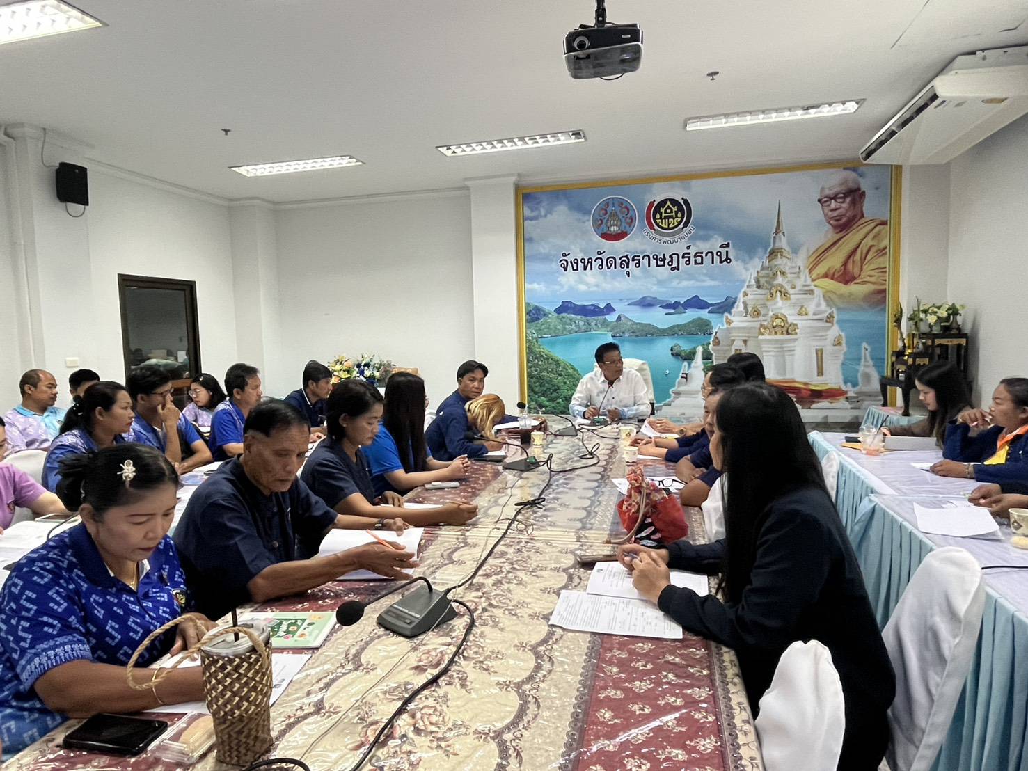 พช.สุราษฎร์ธานี จับมือชมรมผู้นำอาสาพัฒนาชุมชน จัดสรรทุนสนับสนุนขับเคลื่อนงานพัฒนาชุมชน