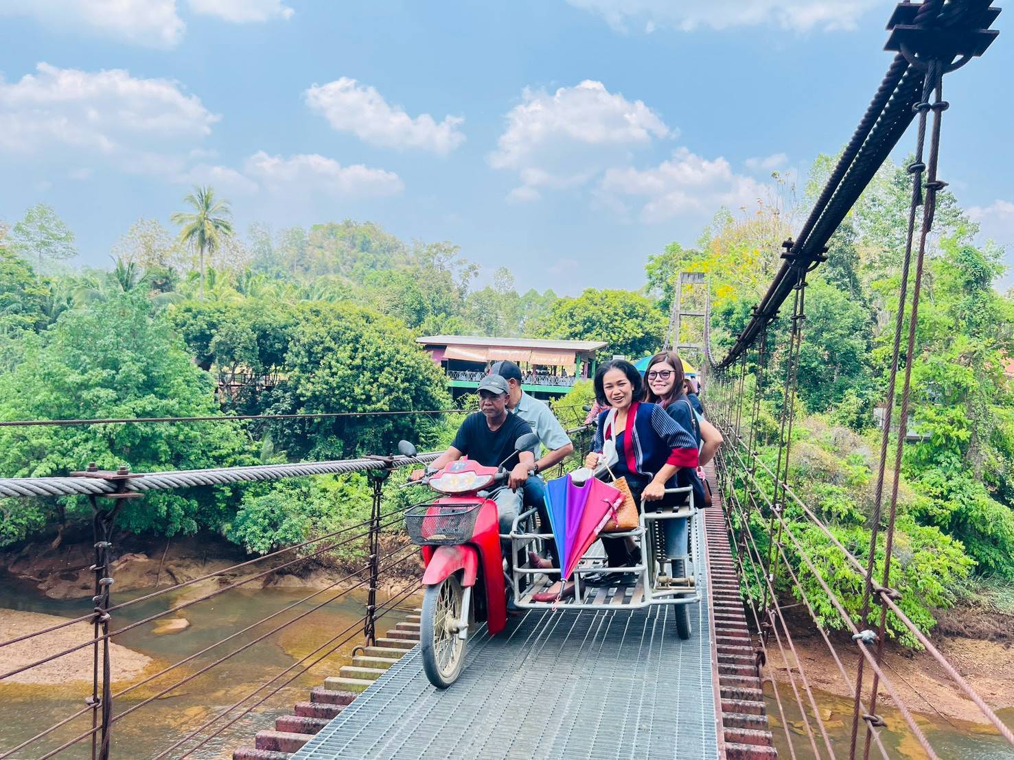 พช.สุราษฎร์ นำคณะทำงานขับเคลื่อนเศรษฐกิจฐานรากฯ ลงพื้นที่ติดตามและประเมินศักยภาพกลุ่มเป้าหมาย