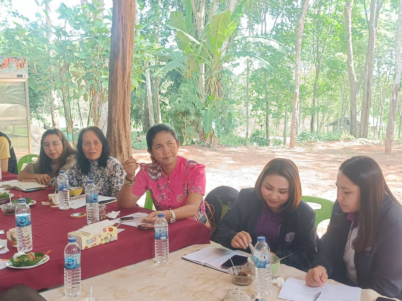 พช.สุราษฎร์ นำคณะทำงานขับเคลื่อนเศรษฐกิจฐานรากฯ ลงพื้นที่ติดตามและประเมินศักยภาพกลุ่มเป้าหมาย