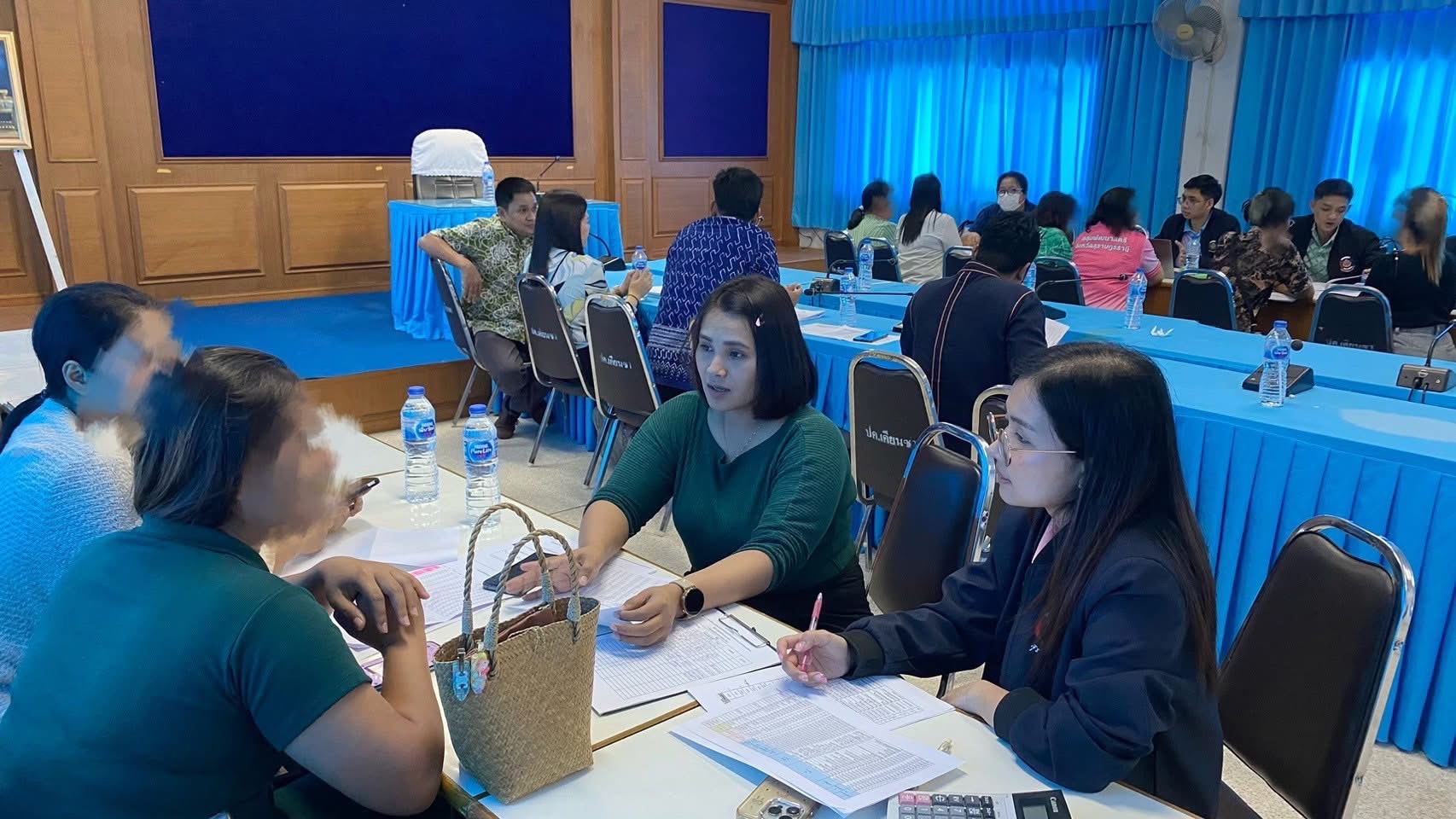 พัฒนาชุมชนสุราษฎร์ ร่วมกับอำเภอเคียนซาจัดเวทีไกล่เกลี่ยหนี้ค้างชำระกองทุนพัฒนาบทบาทสตรี