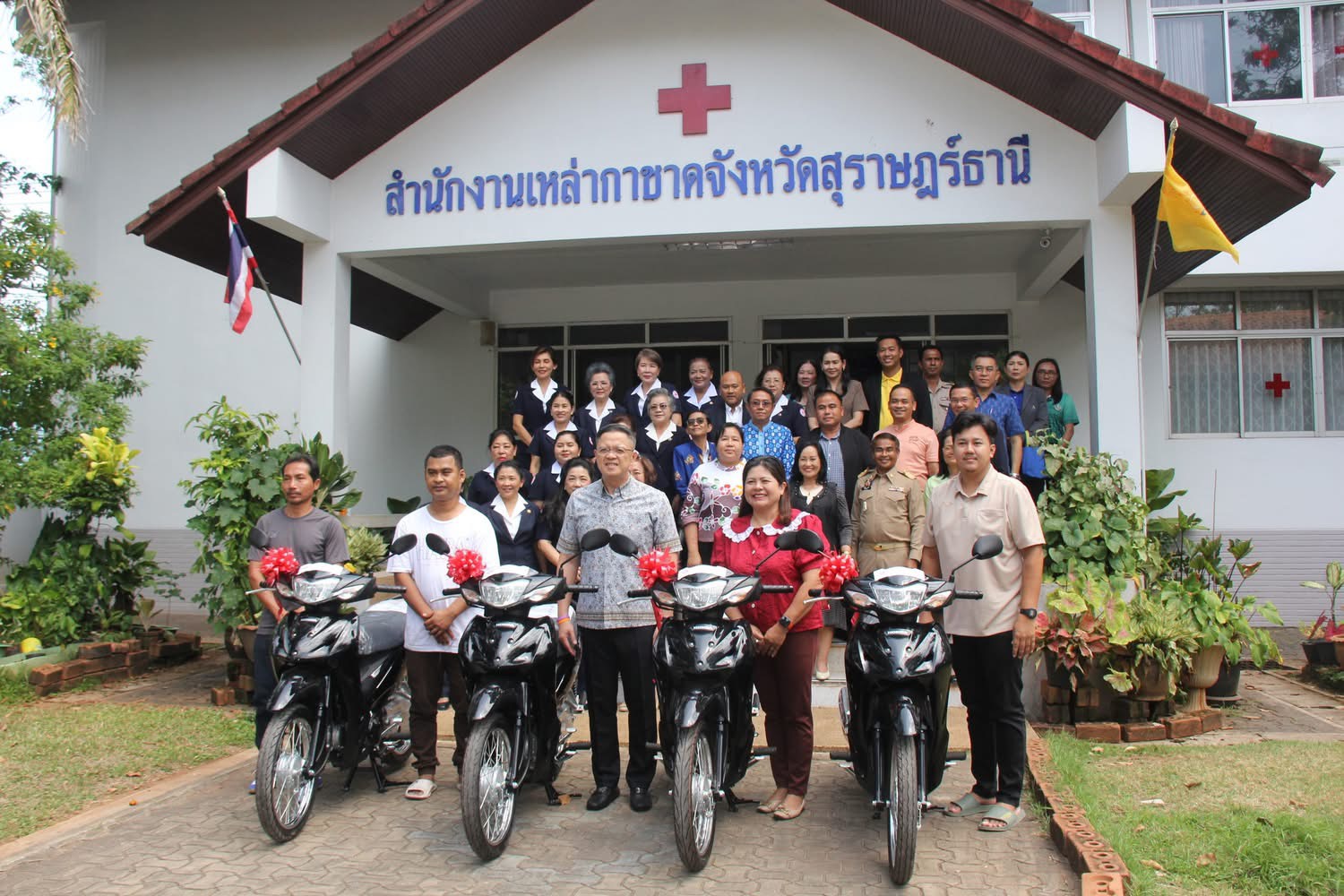 📢พช.สุราษฎร์ธานี📢 ร่วมพิธีมอบรางวัลแก่ผู้โชคดีจากสลากกาชาด ประจำปี 2568 รางวัลใหญ่ทองคำแท่งน้ำหนัก 30 บาท