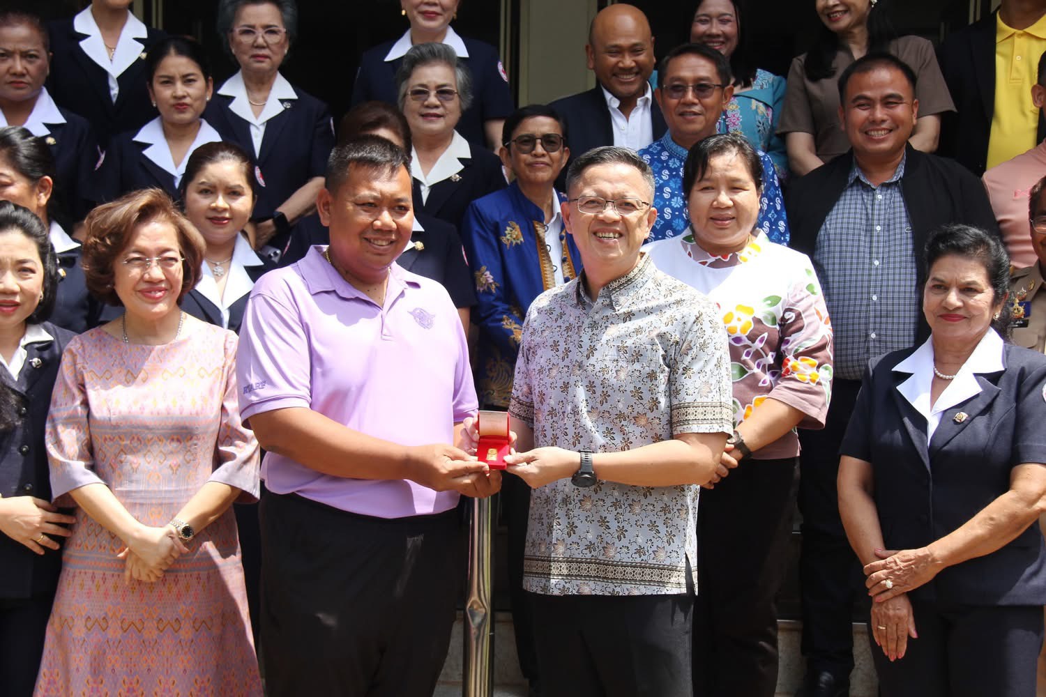 📢พช.สุราษฎร์ธานี📢 ร่วมพิธีมอบรางวัลแก่ผู้โชคดีจากสลากกาชาด ประจำปี 2568 รางวัลใหญ่ทองคำแท่งน้ำหนัก 30 บาท