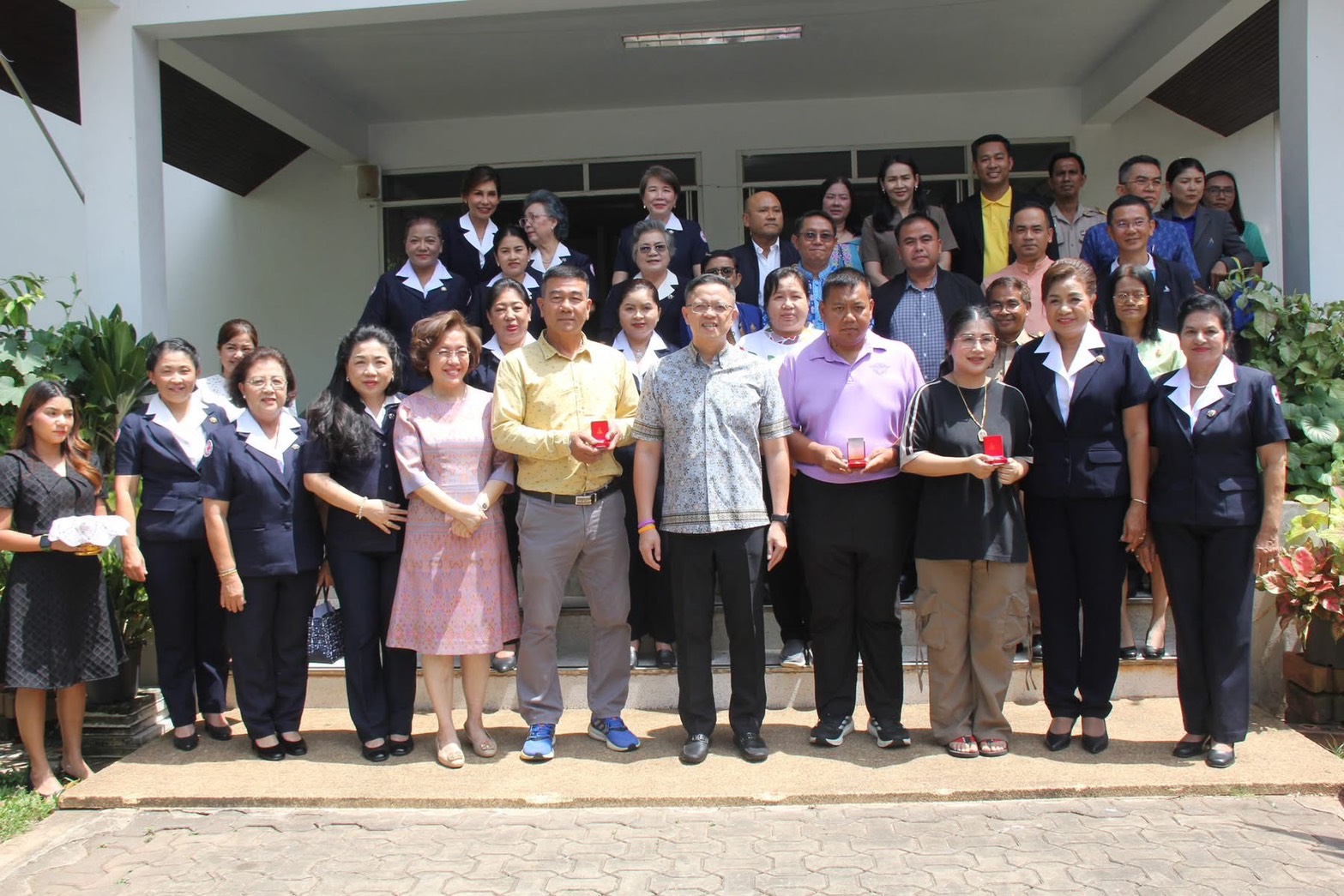 📢พช.สุราษฎร์ธานี📢 ร่วมพิธีมอบรางวัลแก่ผู้โชคดีจากสลากกาชาด ประจำปี 2568 รางวัลใหญ่ทองคำแท่งน้ำหนัก 30 บาท