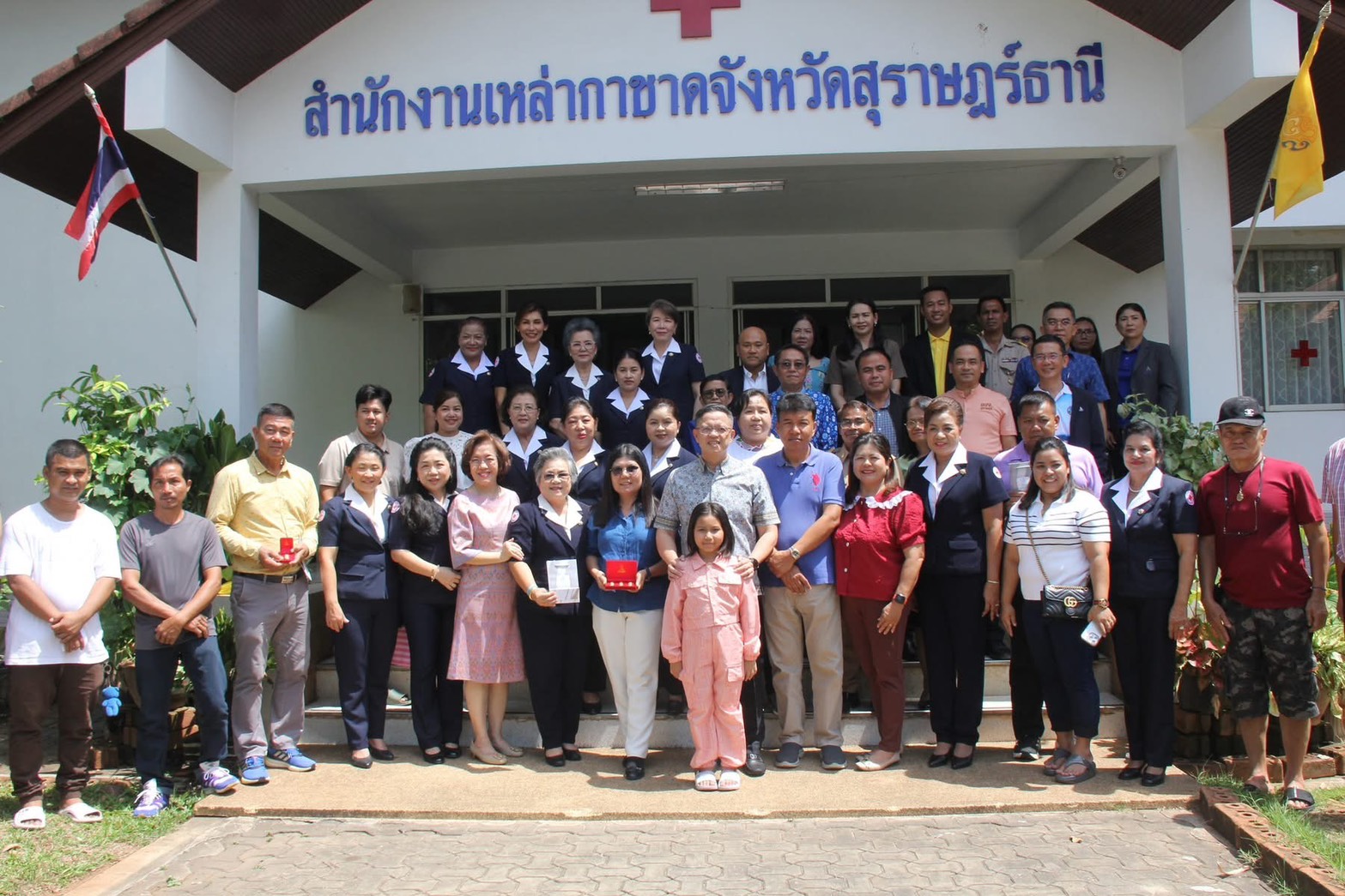 📢พช.สุราษฎร์ธานี📢 ร่วมพิธีมอบรางวัลแก่ผู้โชคดีจากสลากกาชาด ประจำปี 2568 รางวัลใหญ่ทองคำแท่งน้ำหนัก 30 บาท