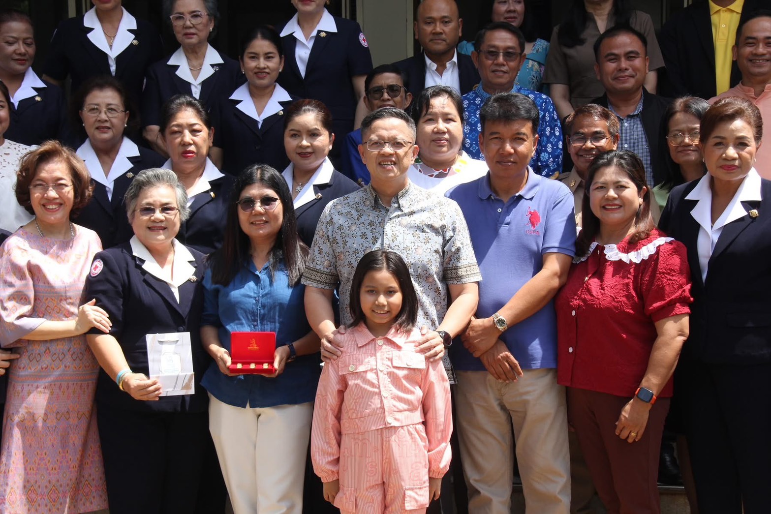 📢พช.สุราษฎร์ธานี📢 ร่วมพิธีมอบรางวัลแก่ผู้โชคดีจากสลากกาชาด ประจำปี 2568 รางวัลใหญ่ทองคำแท่งน้ำหนัก 30 บาท