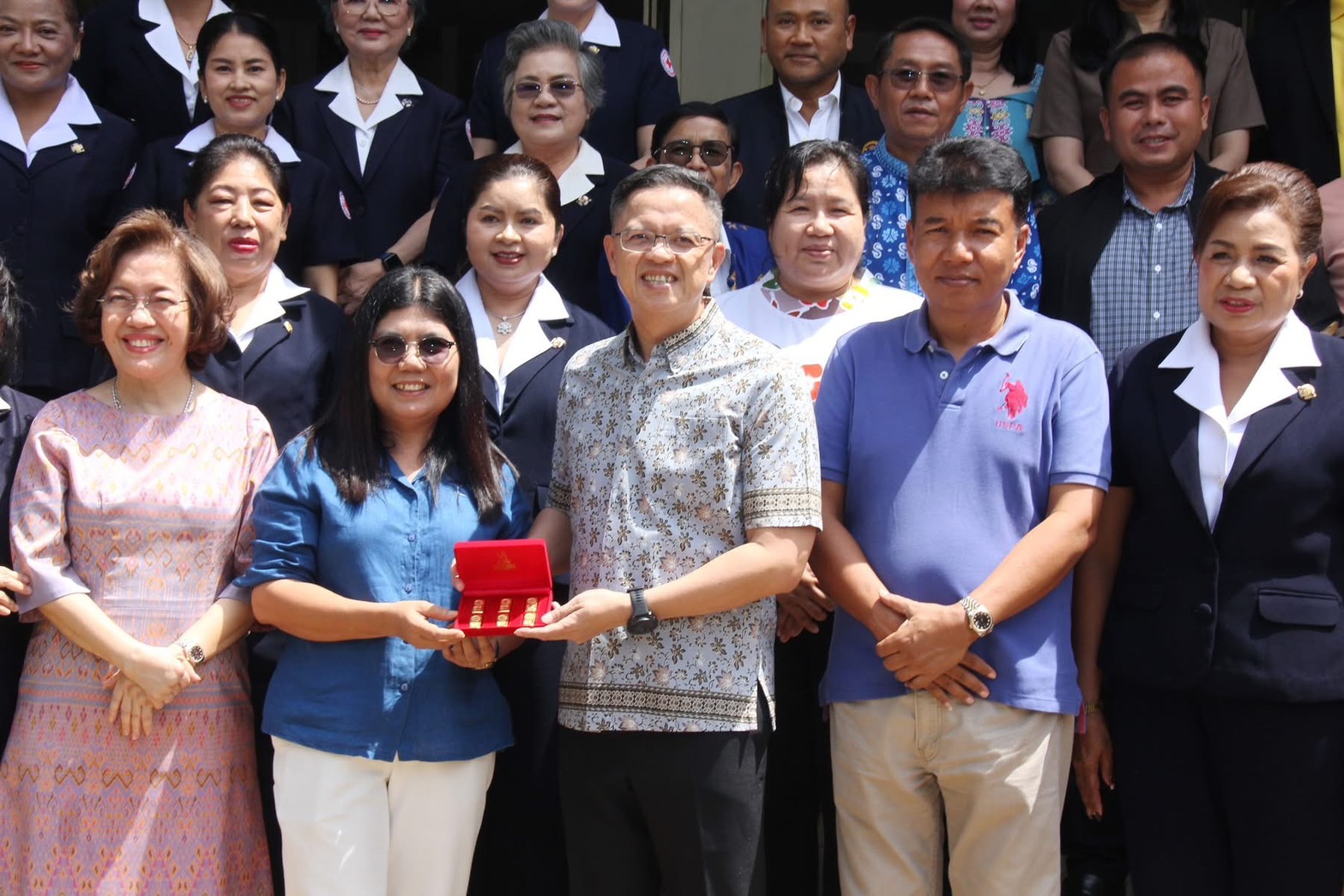 📢พช.สุราษฎร์ธานี📢 ร่วมพิธีมอบรางวัลแก่ผู้โชคดีจากสลากกาชาด ประจำปี 2568 รางวัลใหญ่ทองคำแท่งน้ำหนัก 30 บาท