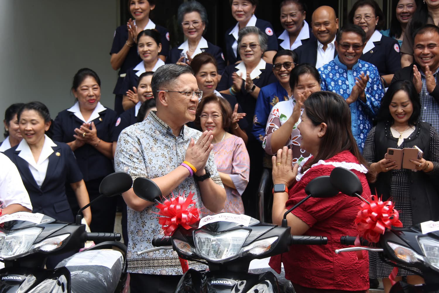 📢พช.สุราษฎร์ธานี📢 ร่วมพิธีมอบรางวัลแก่ผู้โชคดีจากสลากกาชาด ประจำปี 2568 รางวัลใหญ่ทองคำแท่งน้ำหนัก 30 บาท