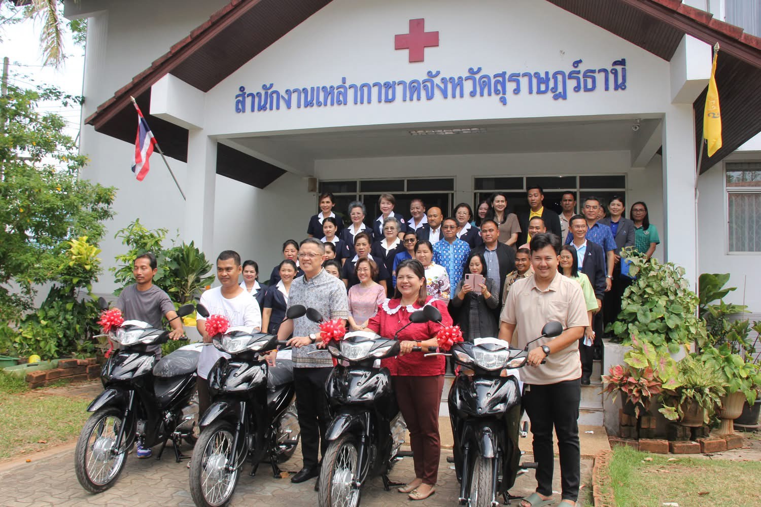 📢พช.สุราษฎร์ธานี📢 ร่วมพิธีมอบรางวัลแก่ผู้โชคดีจากสลากกาชาด ประจำปี 2568 รางวัลใหญ่ทองคำแท่งน้ำหนัก 30 บาท