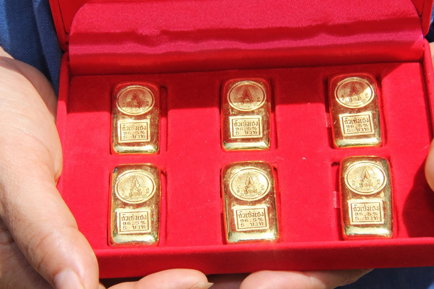 📢พช.สุราษฎร์ธานี📢 ร่วมพิธีมอบรางวัลแก่ผู้โชคดีจากสลากกาชาด ประจำปี 2568 รางวัลใหญ่ทองคำแท่งน้ำหนัก 30 บาท