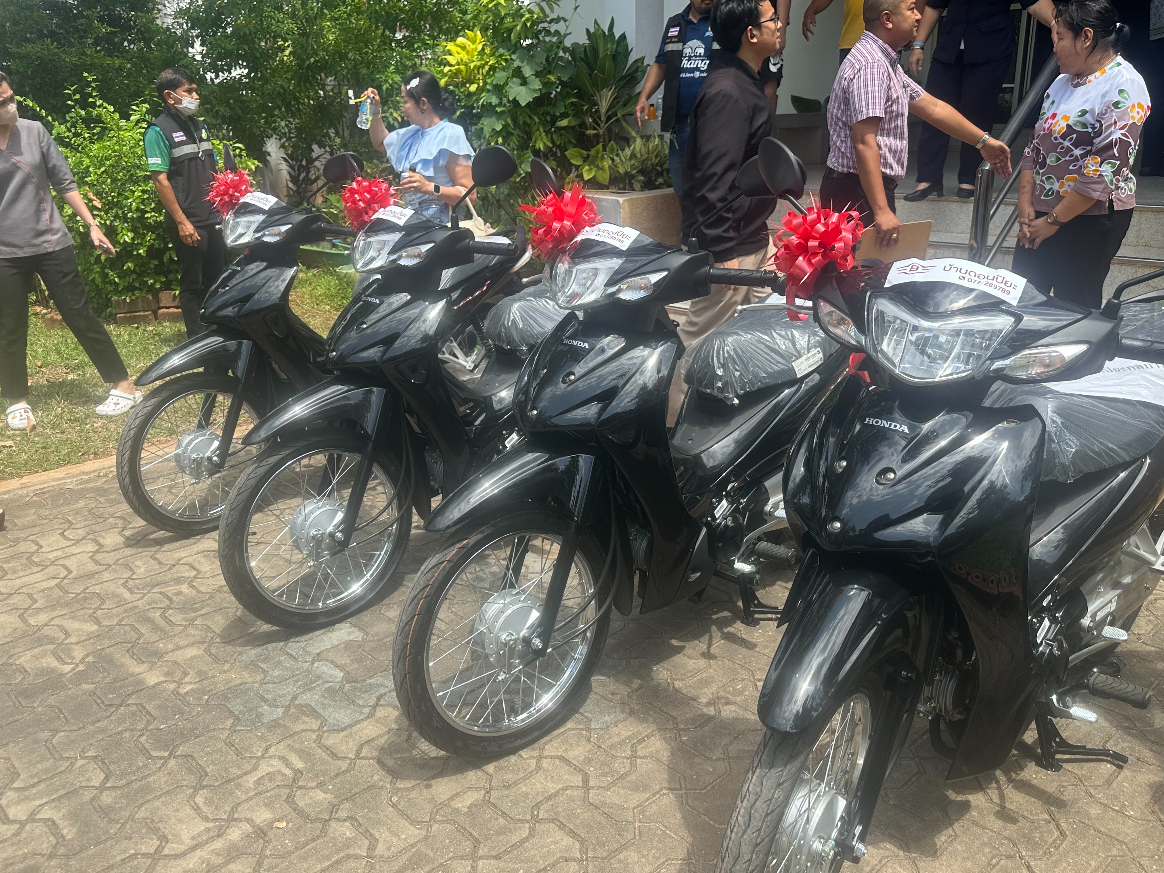 📢พช.สุราษฎร์ธานี📢 ร่วมพิธีมอบรางวัลแก่ผู้โชคดีจากสลากกาชาด ประจำปี 2568 รางวัลใหญ่ทองคำแท่งน้ำหนัก 30 บาท