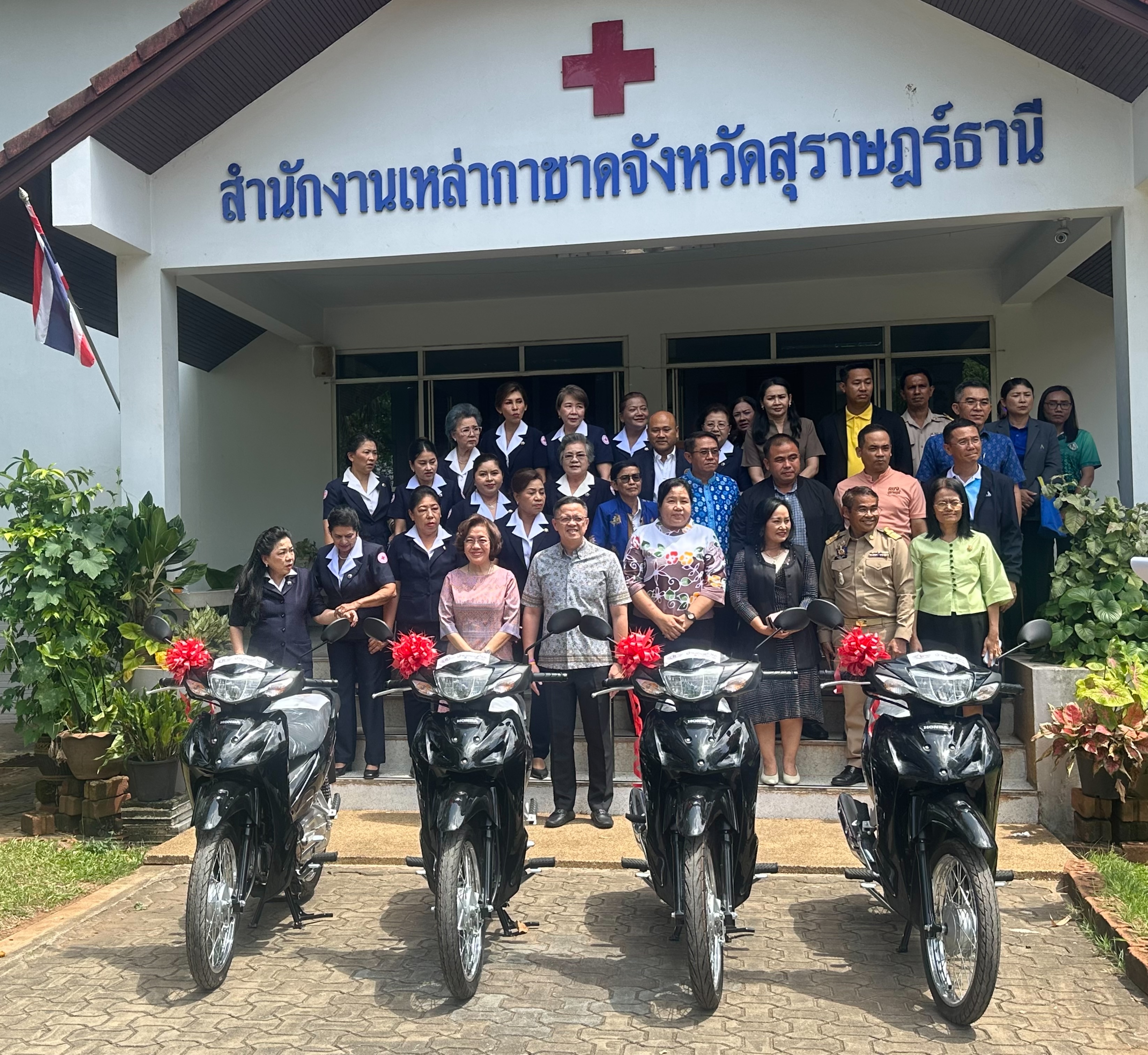 📢พช.สุราษฎร์ธานี📢 ร่วมพิธีมอบรางวัลแก่ผู้โชคดีจากสลากกาชาด ประจำปี 2568 รางวัลใหญ่ทองคำแท่งน้ำหนัก 30 บาท