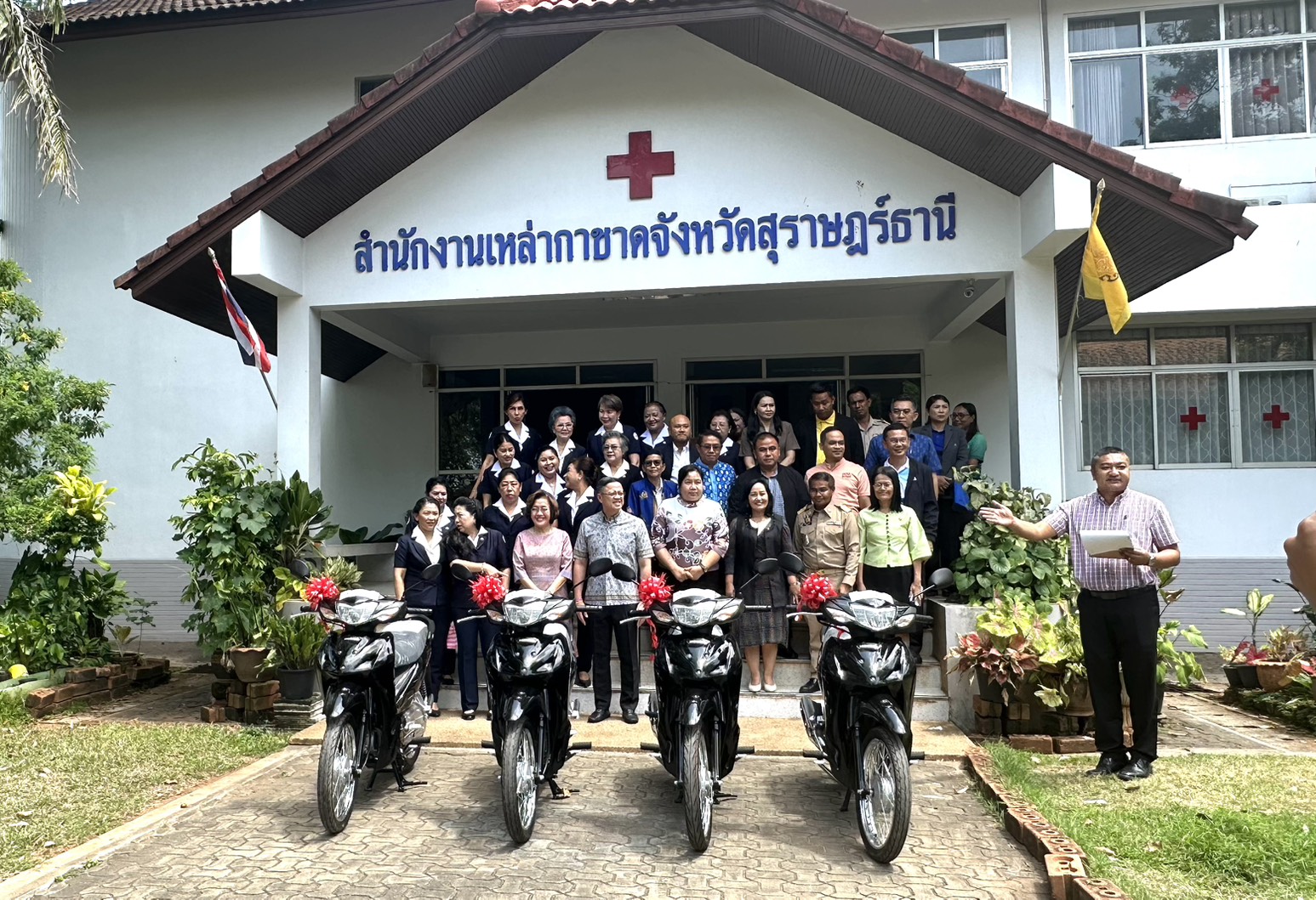 📢พช.สุราษฎร์ธานี📢 ร่วมพิธีมอบรางวัลแก่ผู้โชคดีจากสลากกาชาด ประจำปี 2568 รางวัลใหญ่ทองคำแท่งน้ำหนัก 30 บาท