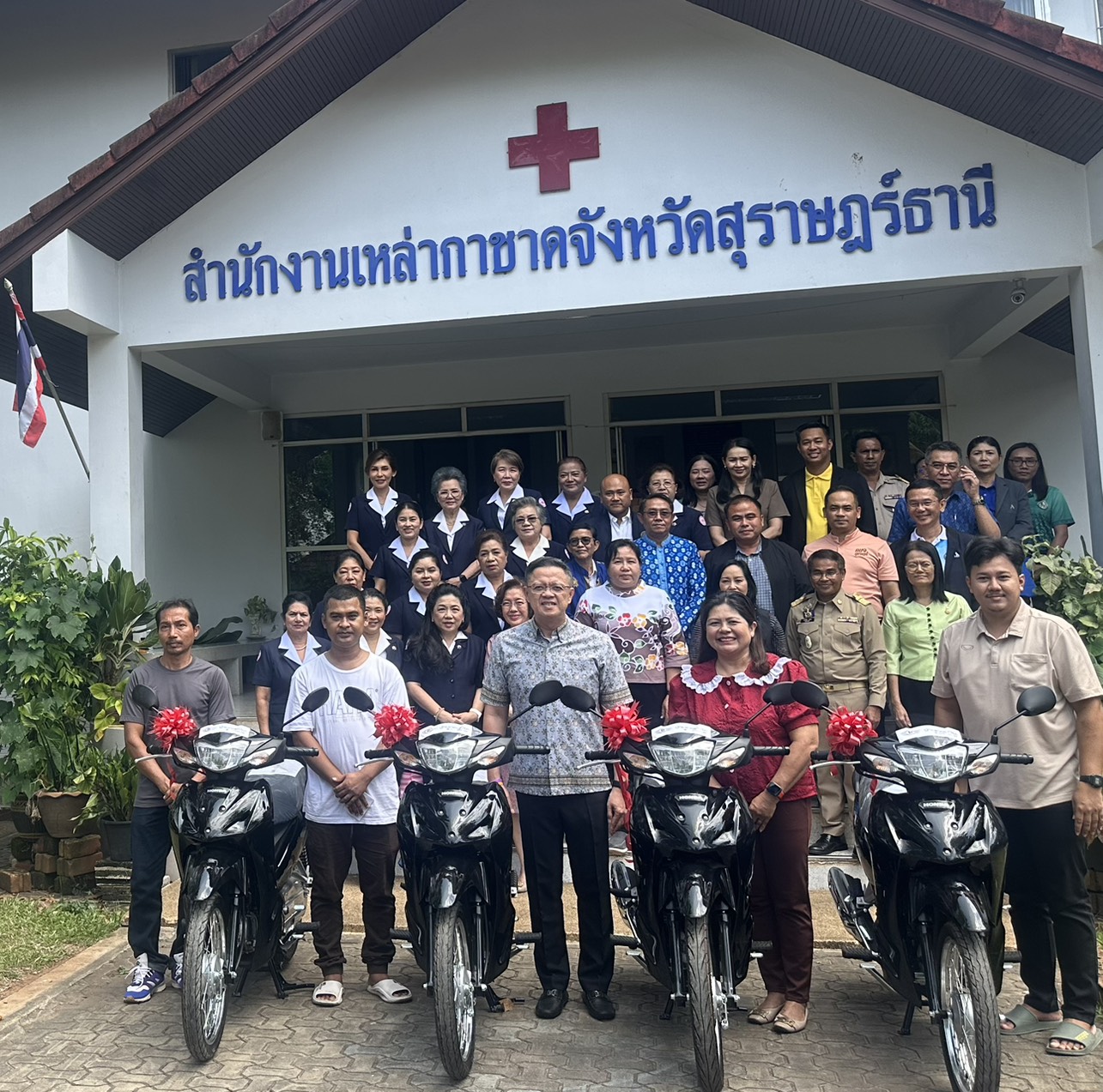 📢พช.สุราษฎร์ธานี📢 ร่วมพิธีมอบรางวัลแก่ผู้โชคดีจากสลากกาชาด ประจำปี 2568 รางวัลใหญ่ทองคำแท่งน้ำหนัก 30 บาท