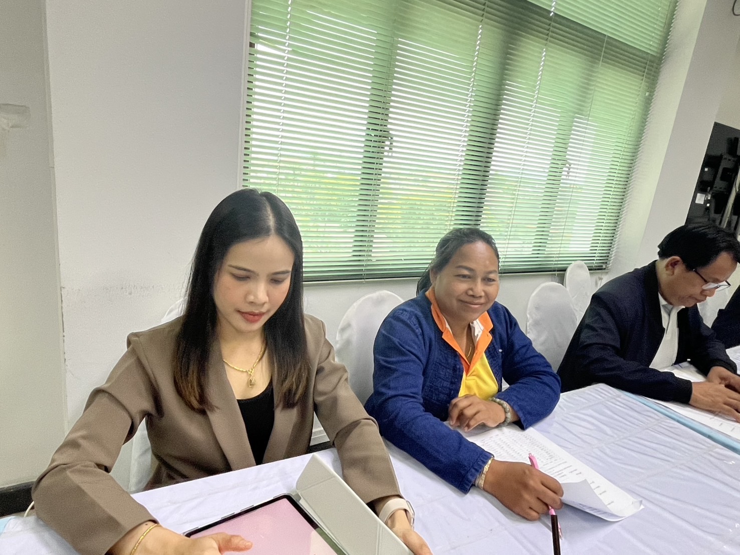 พช.สุราษฎร์ธานี จับมือชมรมผู้นำอาสาพัฒนาชุมชน จัดสรรทุนสนับสนุนขับเคลื่อนงานพัฒนาชุมชน