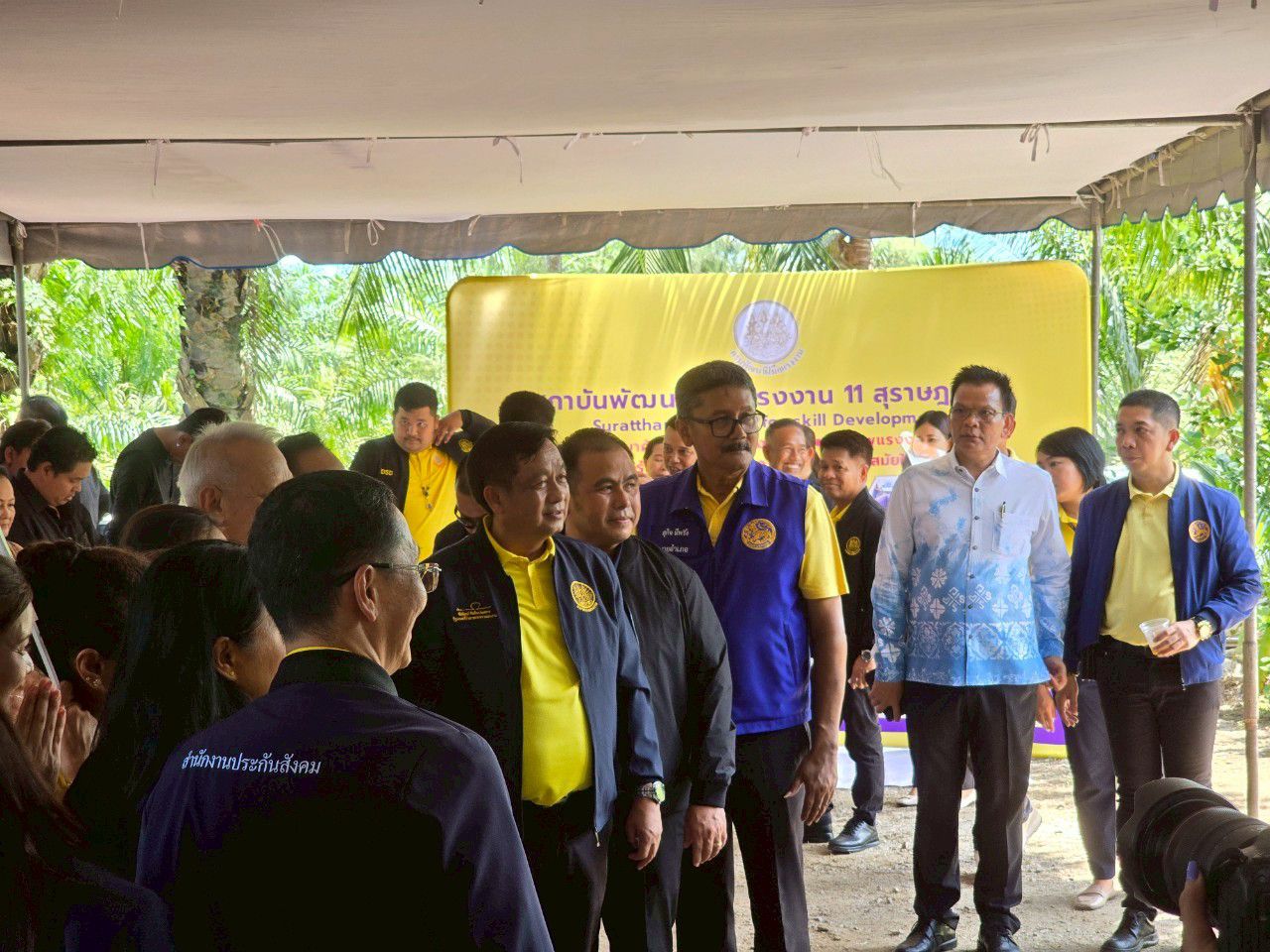 📣พช.สุราษฎร์ธานี📣 ร่วมต้อนรับรัฐมนตรีว่าการกระทรวงแรงงาน และคณะ เปิดกิจกรรมศูนย์แรงงานอำเภอเคลื่อนที่ให้บริการด้วยรอยยิ้มสู่ชุมชน ปี 2568