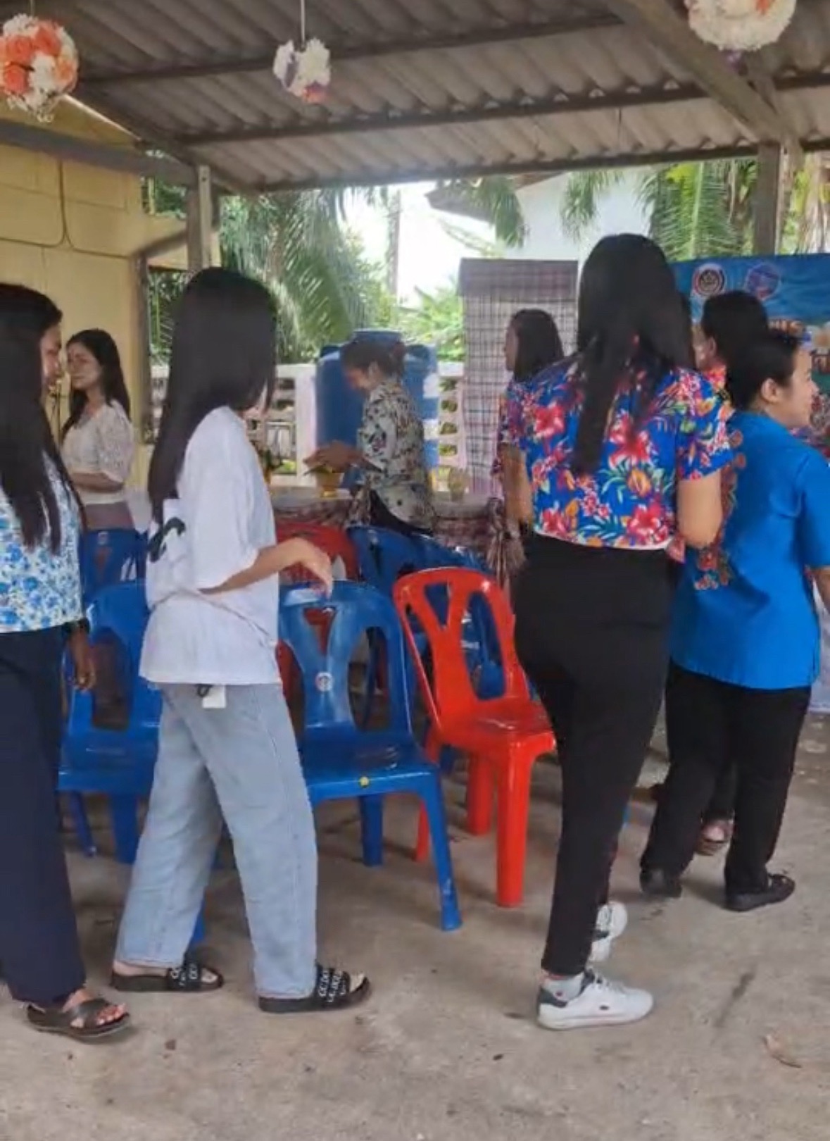 🎉พช.สุราษฎร์ธานี🎉 จัดกิจกรรมสานสัมพันธ์ สานสายใย พช.เมืองคนดี สืบสานอนุรักษ์ขนบธรรมเนียมประเพณีอันดีงาม เนื่องในเทศกาลสงกรานต์ ประจำปี 2568