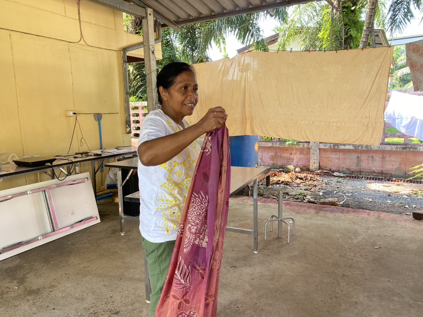 เปิดบ้านพักพจ. เป็นศูนย์เรียนรู้ ในวันที่ 2 พัฒนาทักษะผู้ประกอบการ OTOP ประเภทผ้า จังหวัดสุราษฎร์ธานี