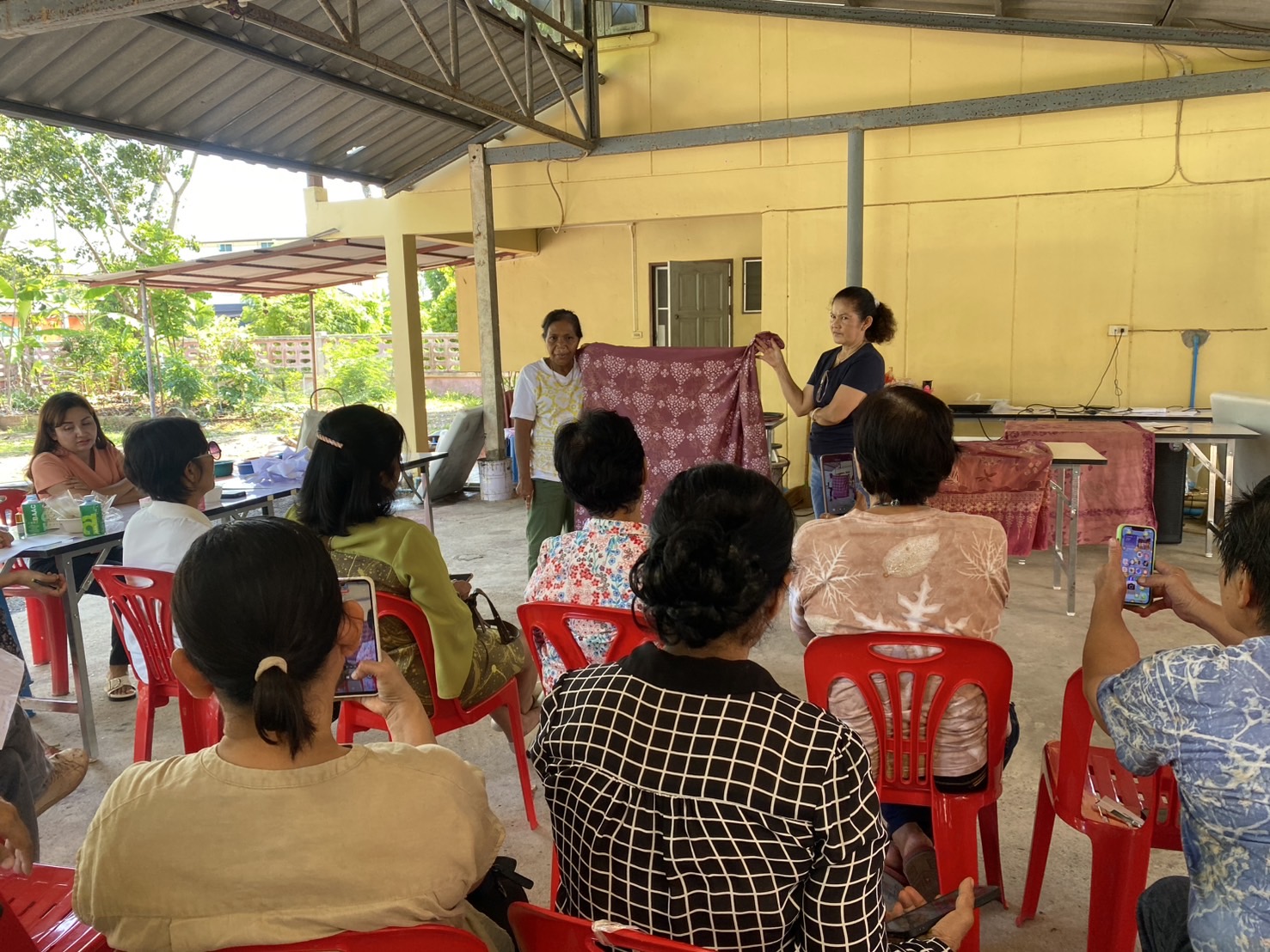 เปิดบ้านพักพจ. เป็นศูนย์เรียนรู้ ในวันที่ 2 พัฒนาทักษะผู้ประกอบการ OTOP ประเภทผ้า จังหวัดสุราษฎร์ธานี