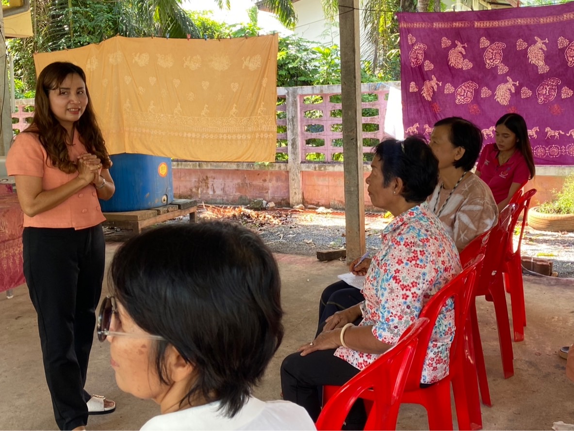 เปิดบ้านพักพจ. เป็นศูนย์เรียนรู้ ในวันที่ 2 พัฒนาทักษะผู้ประกอบการ OTOP ประเภทผ้า จังหวัดสุราษฎร์ธานี