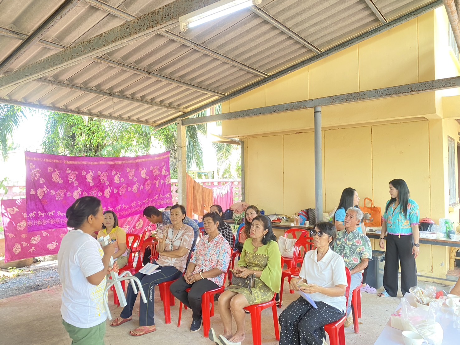 เปิดบ้านพักพจ. เป็นศูนย์เรียนรู้ ในวันที่ 2 พัฒนาทักษะผู้ประกอบการ OTOP ประเภทผ้า จังหวัดสุราษฎร์ธานี