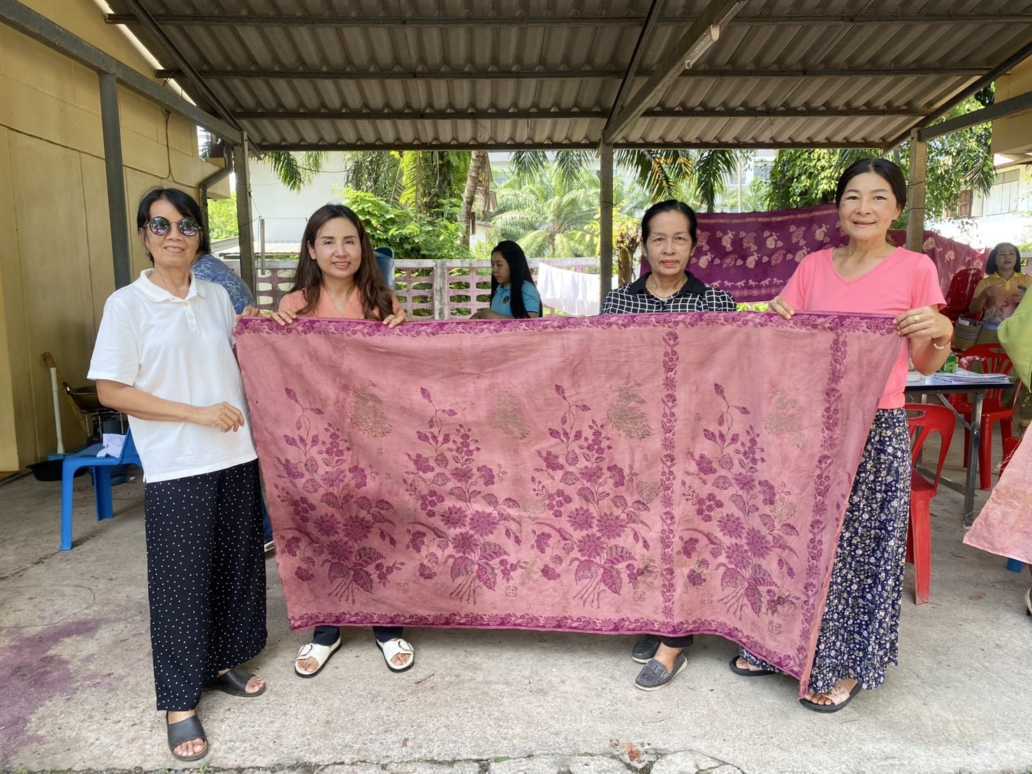 เปิดบ้านพักพจ. เป็นศูนย์เรียนรู้ ในวันที่ 2 พัฒนาทักษะผู้ประกอบการ OTOP ประเภทผ้า จังหวัดสุราษฎร์ธานี