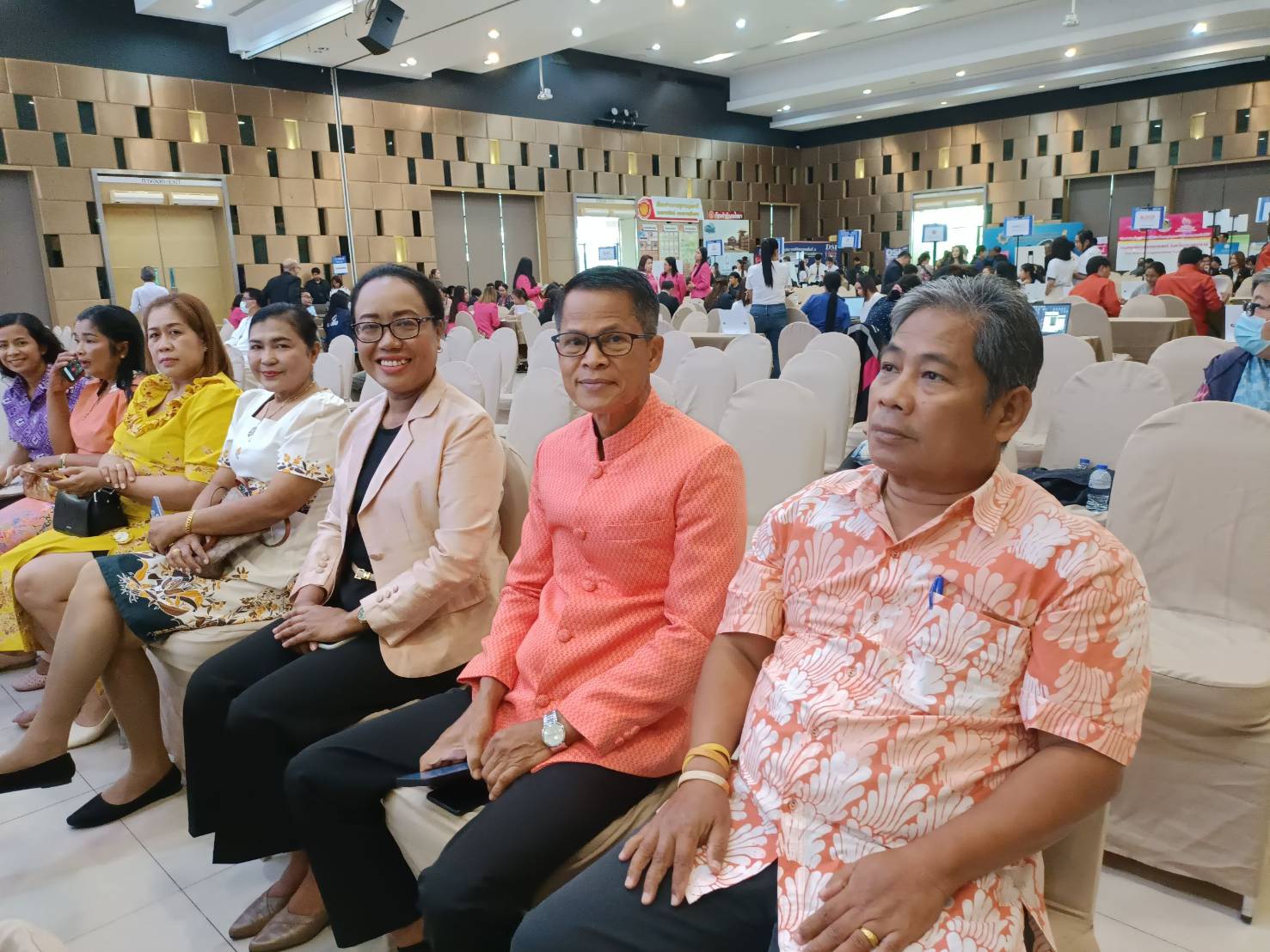 พช.สุราษฎร์ธานี จัดมหกรรมแก้หนี้ สร้างวิถีแห่งความเป็นธรรม ปีที่ 2 พร้อมคลินิกแก้หนี้เคลื่อนที่ (Clinic Mobile) ให้คำปรึกษาลูกหนี้กองทุนพัฒนาบทบาทสตรี